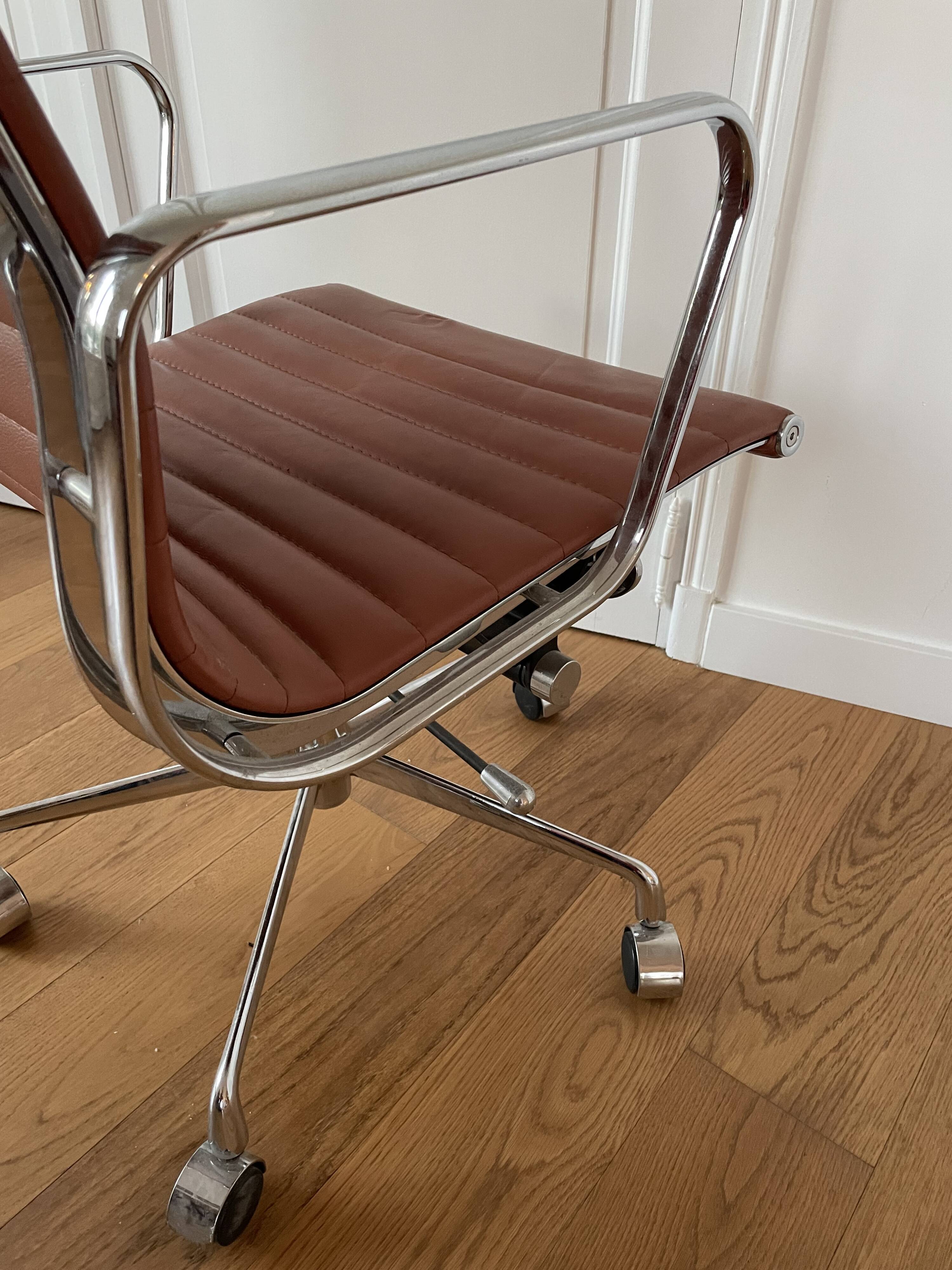 Eames style office chair with wheels