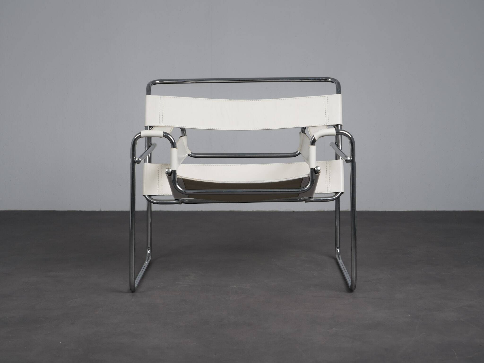 Chaise longue en cuir et acier tubulaire dans le style Bauhaus, Italie, années 1990.
