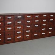 Grand Cabinet d'Apothicaire Antique en Pitch Pine, Belgique, avec Boucliers en Émail, 1900s
