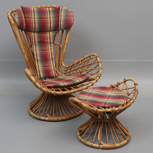 Fauteuil avec tabouret en bambou recouvert d'un coussin en tissus de Suède de 1960s