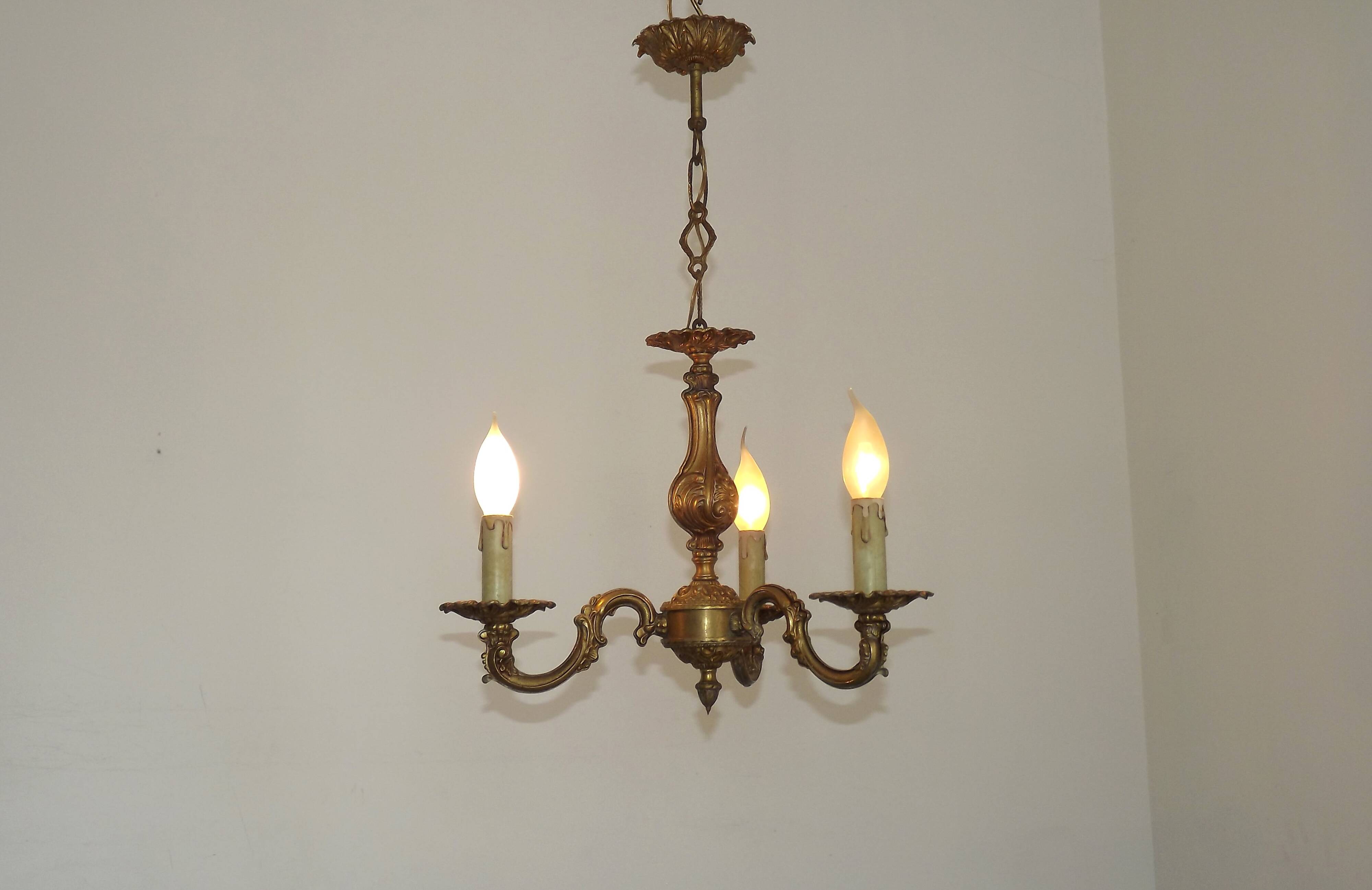 Chandelier en bronze à 3 lumières de style baroque vintage français avec des détails floraux.