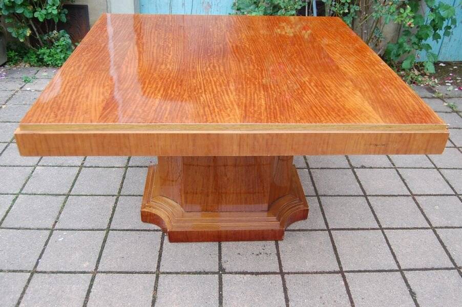 Art Deco table in moiré mahogany from the 1930s.