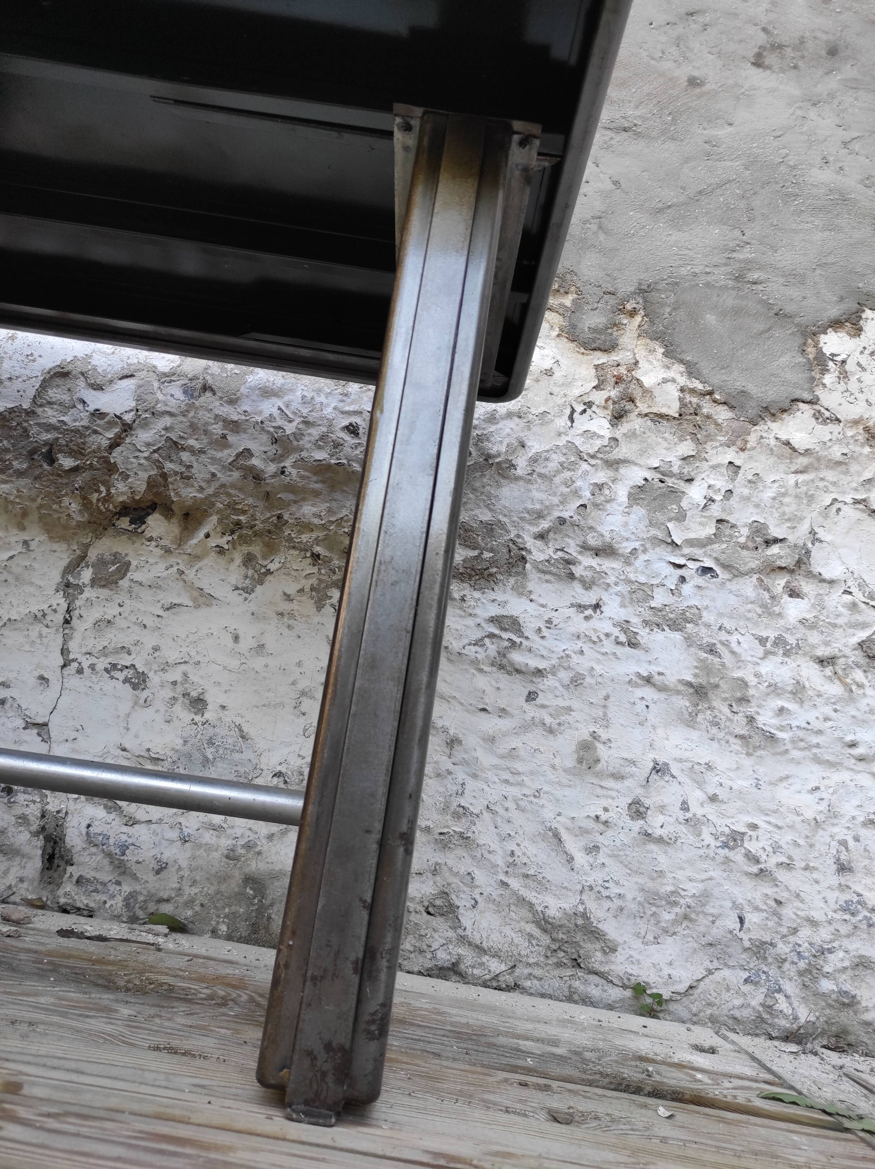 Strafor desk in brushed metal