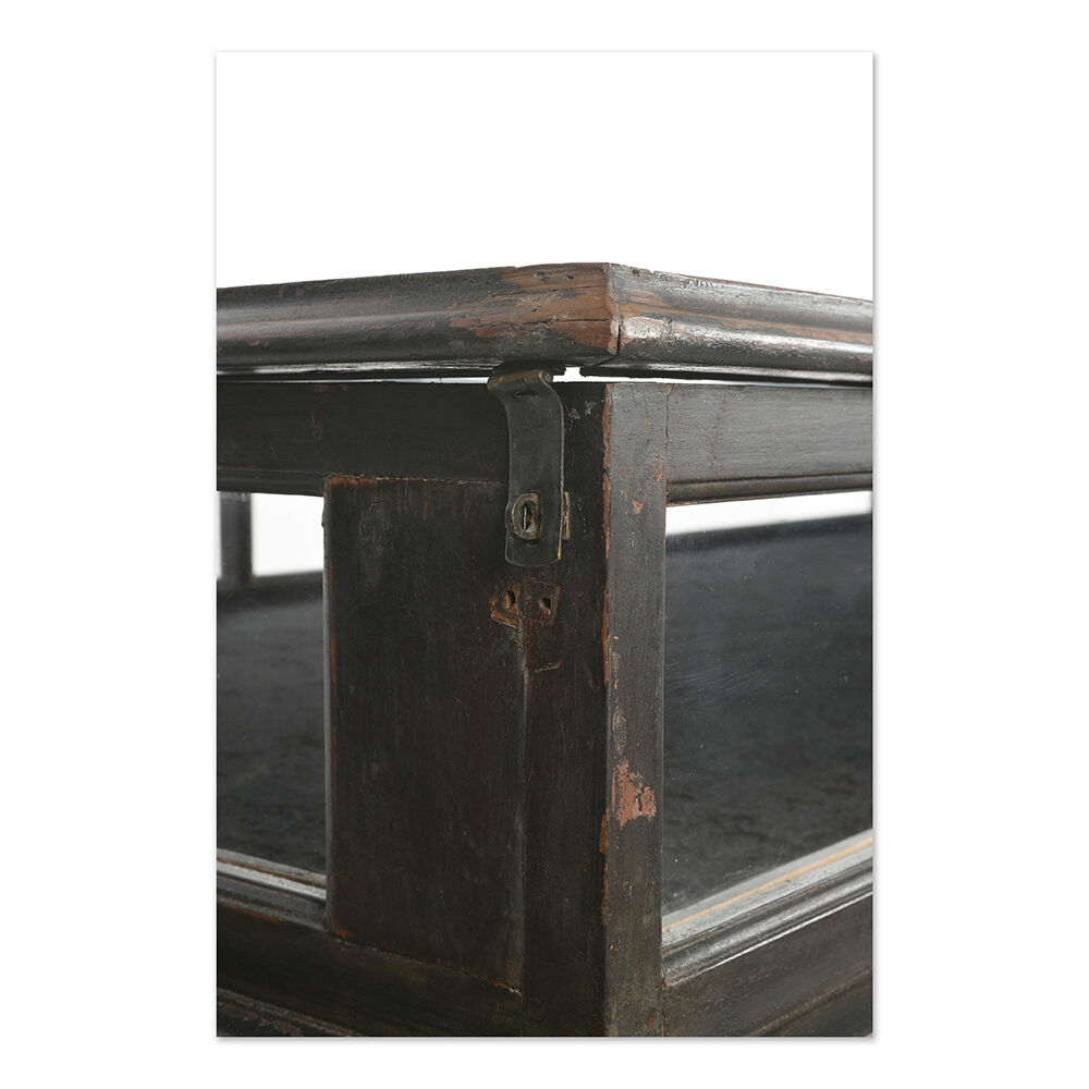 Table de présentation vitrée à bois sombre