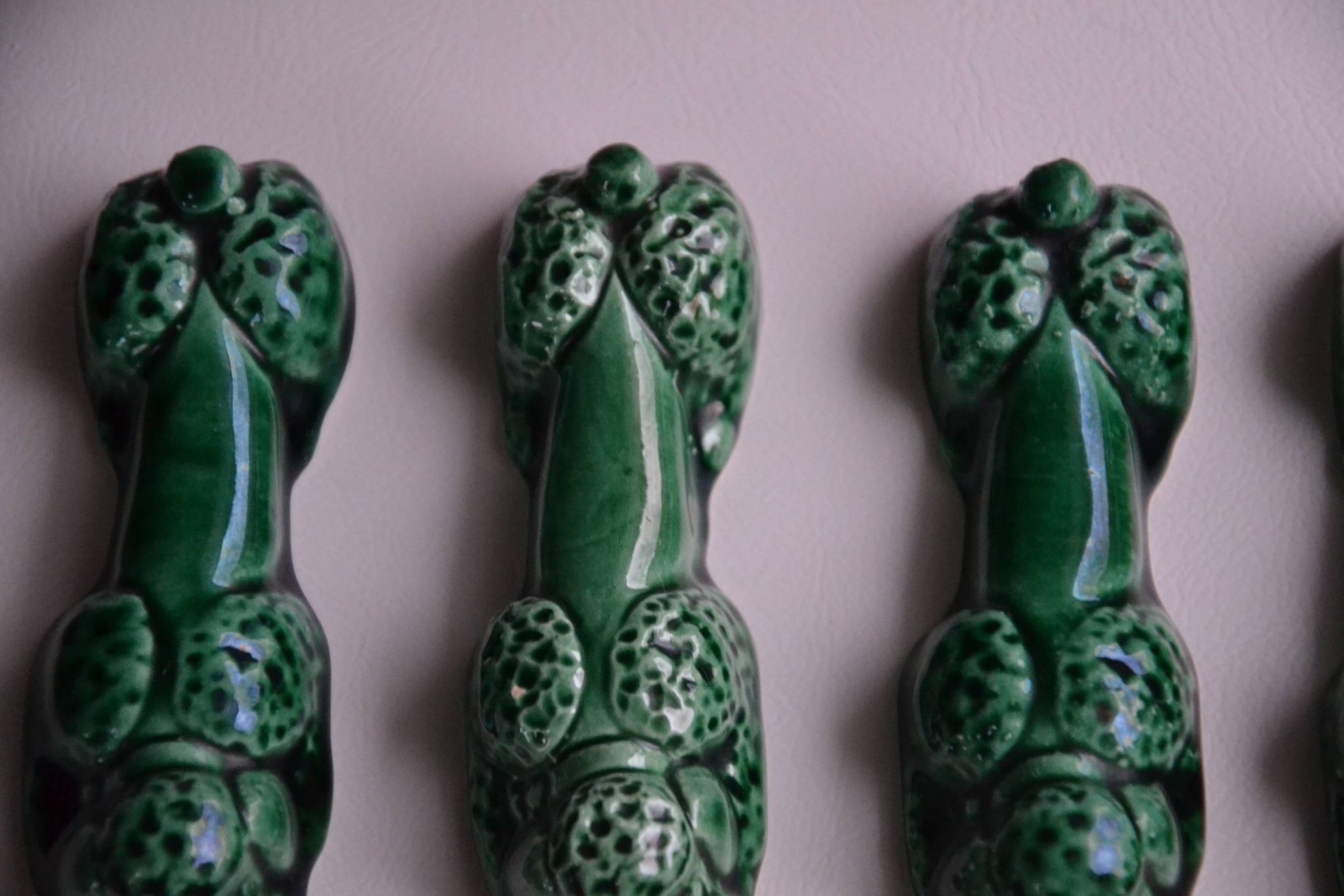 12 green earthenware knife rests