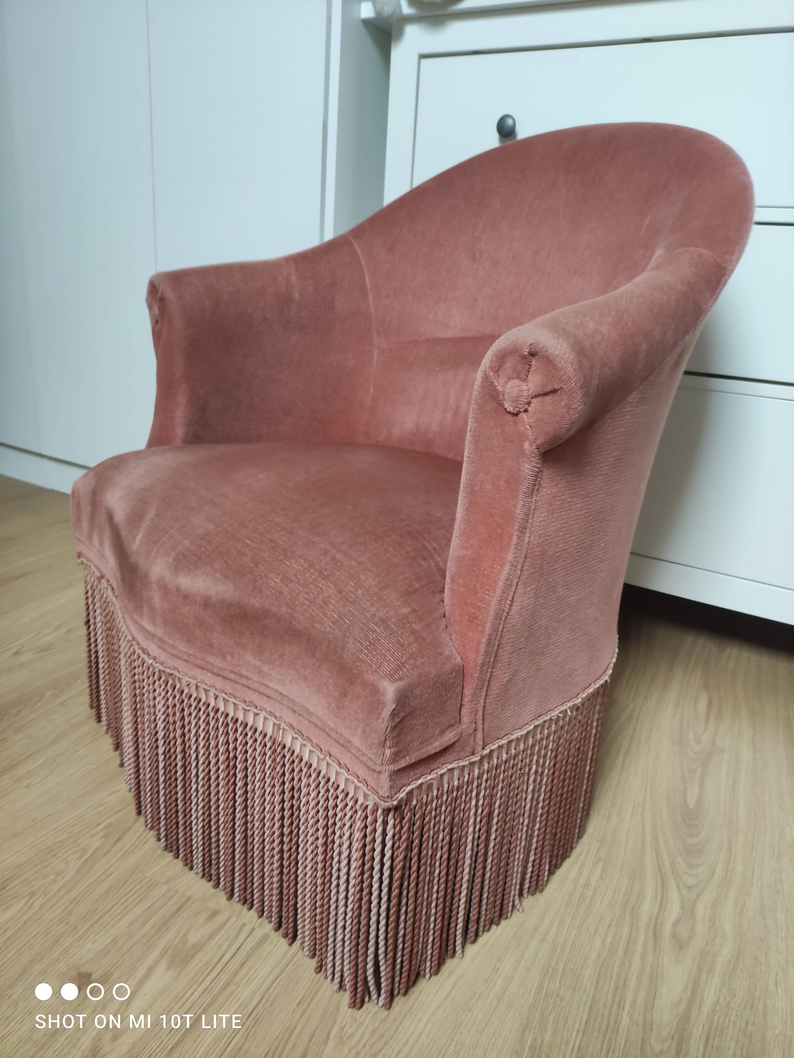 Fauteuil crapaud vintage rose poudré à franges