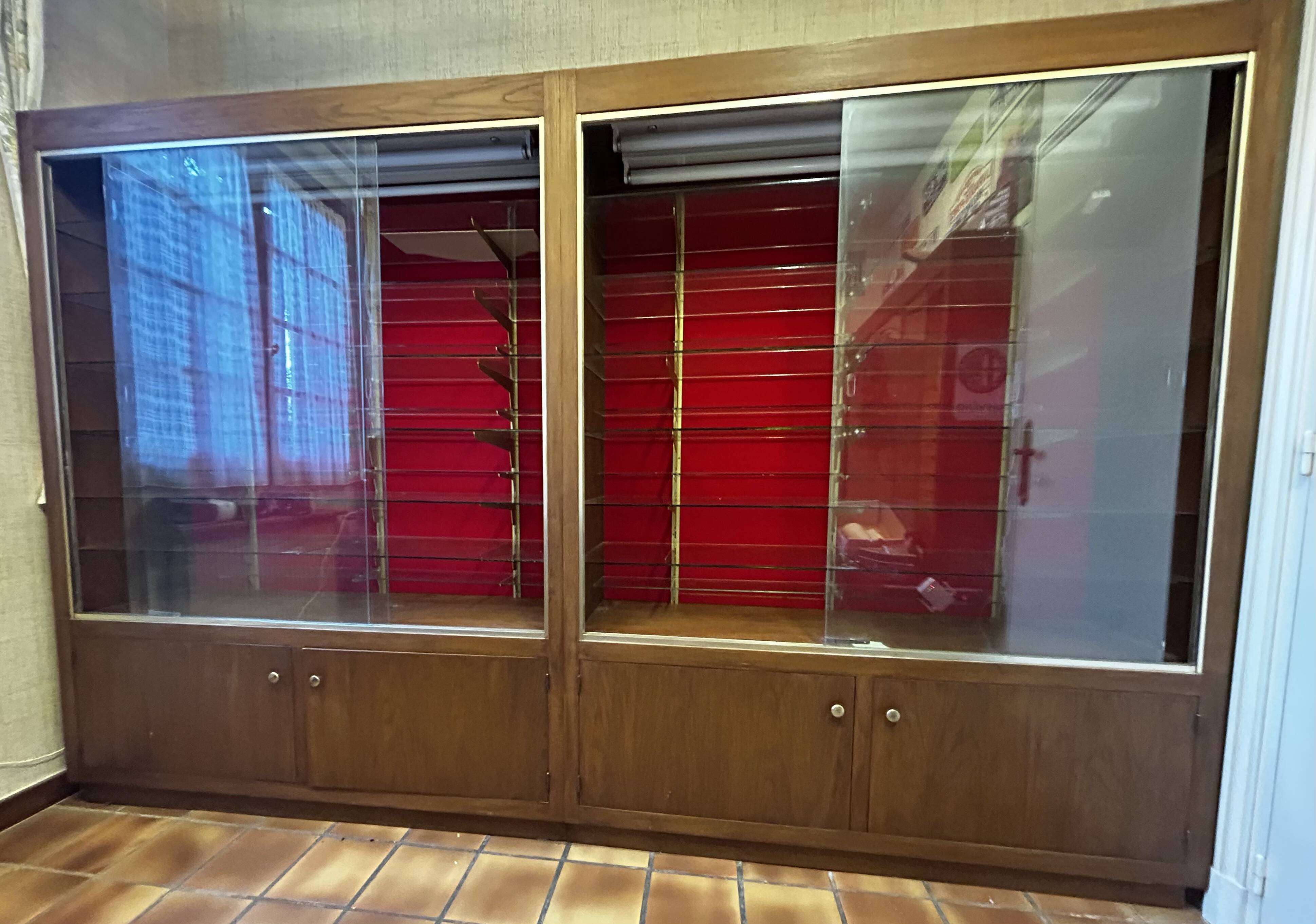 Paire de vitrines vintage en bois et verre