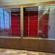 Paire de vitrines vintage en bois et verre