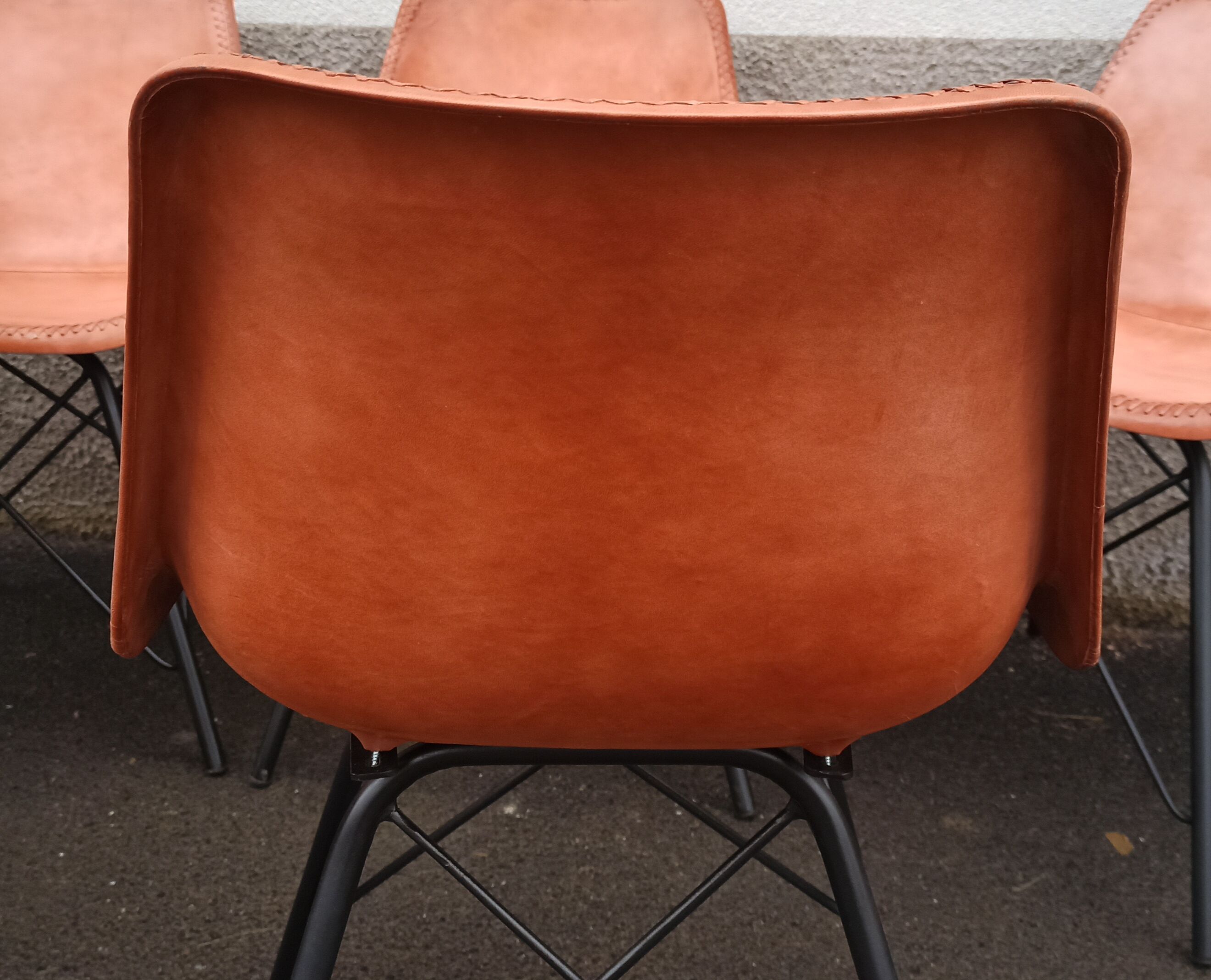 Set of 6 leather chairs with black metal frame