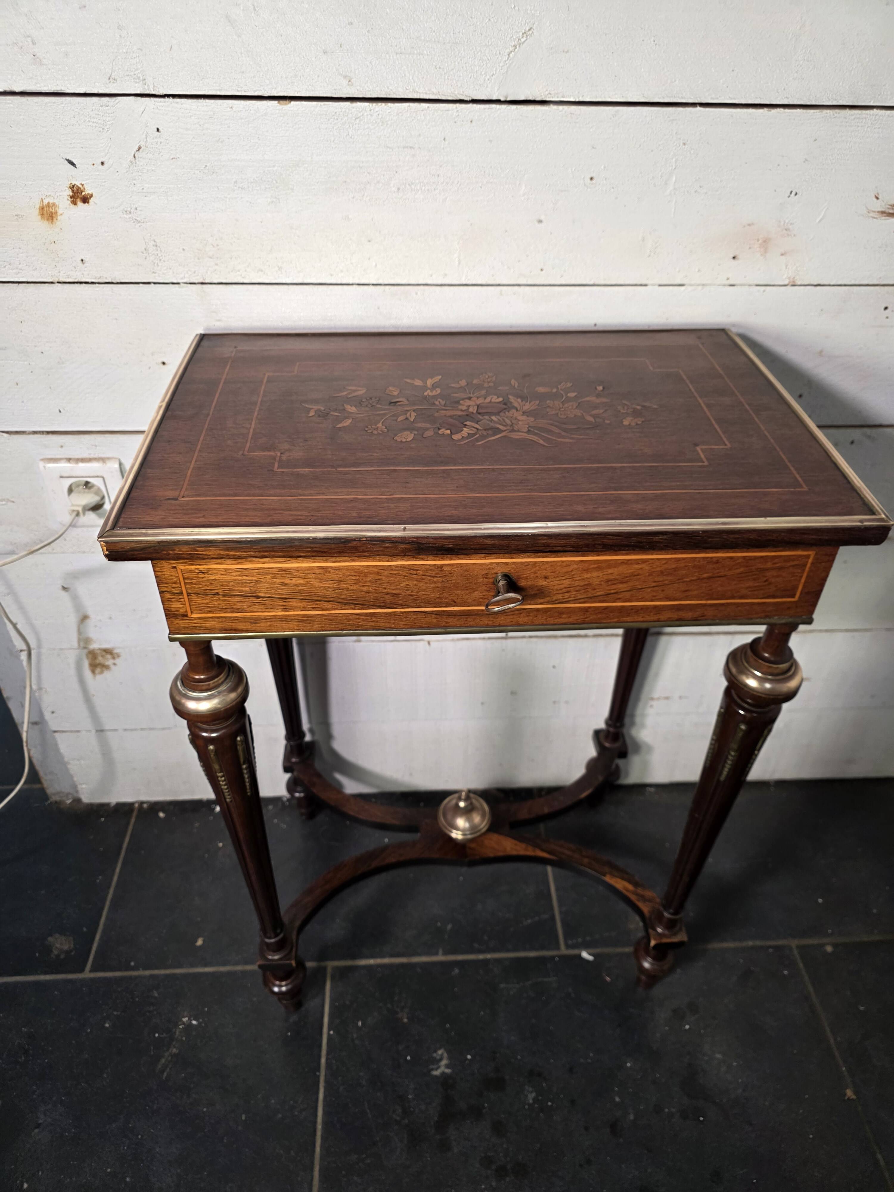 Napoleon III hairdresser in walnut and brass marquetry from the 19th century.