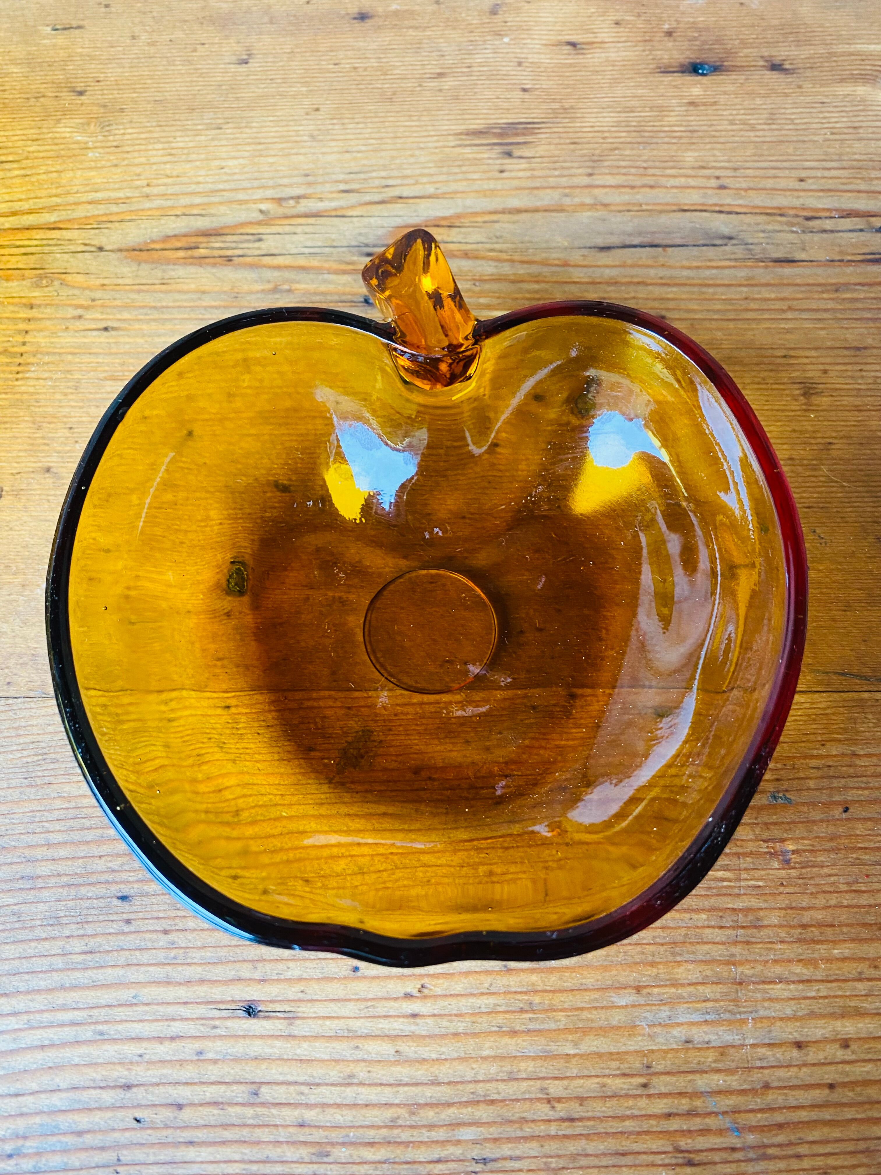 Salad bowl and apple raviers in amber glass 70 years