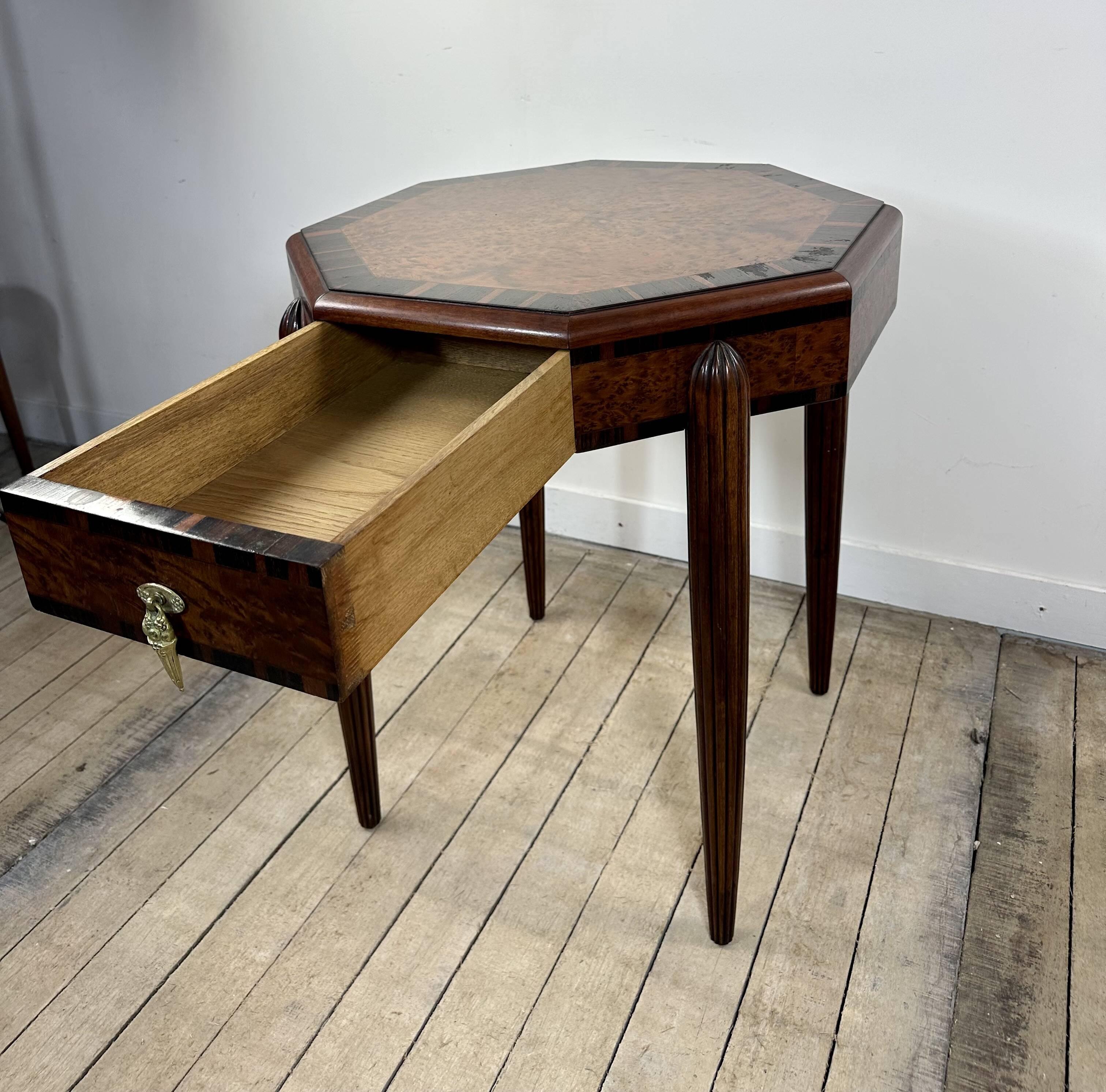 Art Deco gueridon in walnut burl marquetry, 1930.