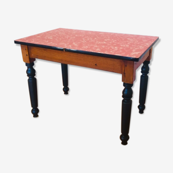 Table basse en formica rouge