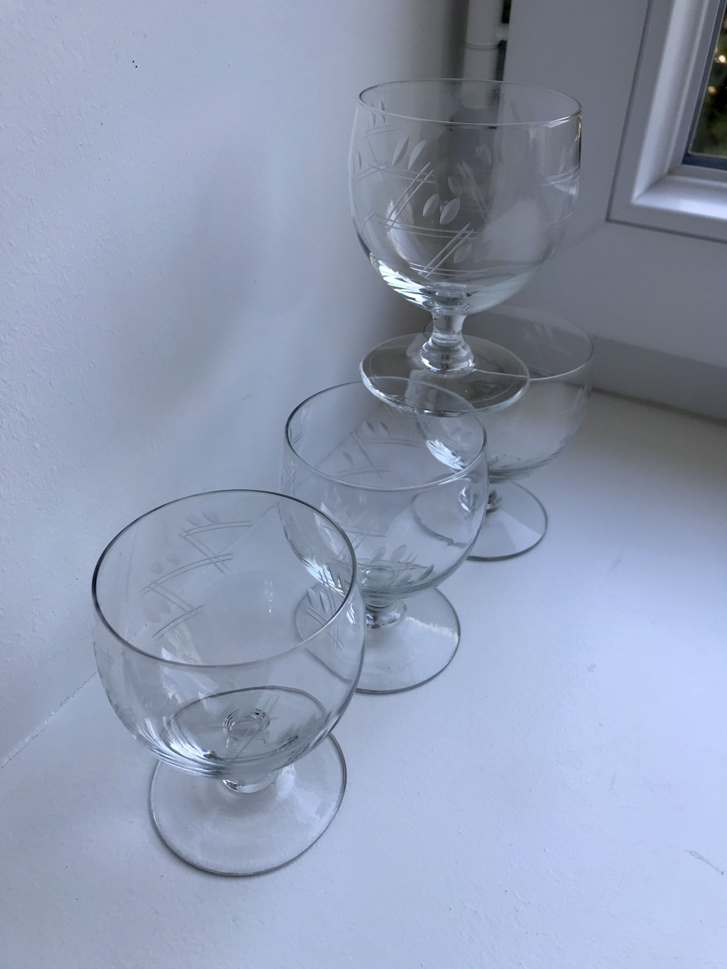 Set of 4 round crystal wine glasses engraved 50s