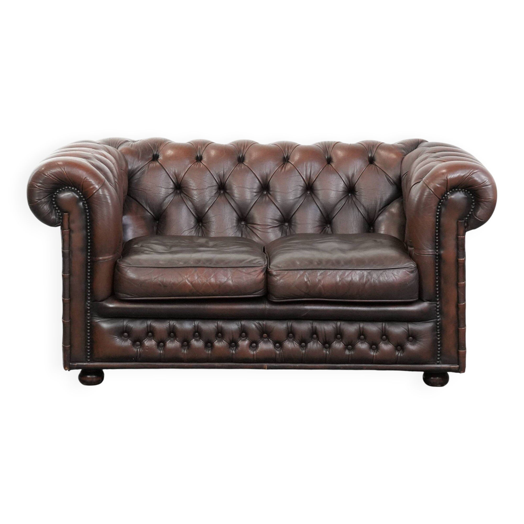 Dark brown cow leather vintage 2-seater Chesterfield sofa in English style