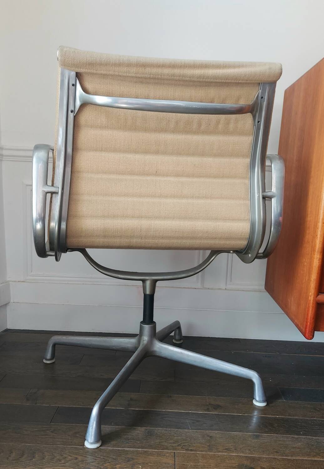 Eames office chair - EA 104 (similar to EA 108) beige fabric and aluminum