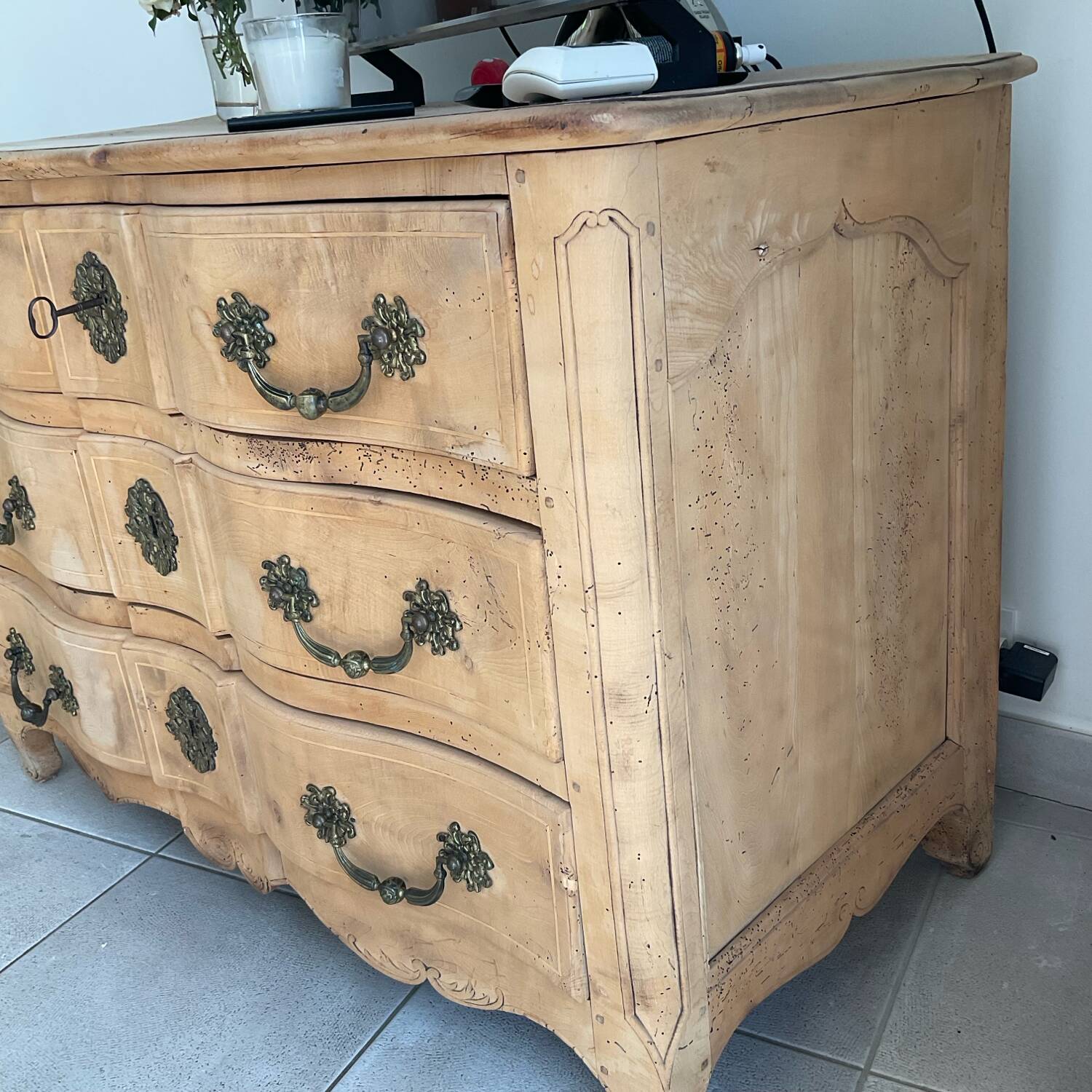Wooden chest of drawers