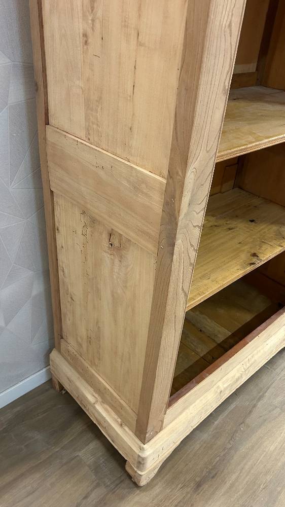 Parisian wardrobe in solid airbrushed wood