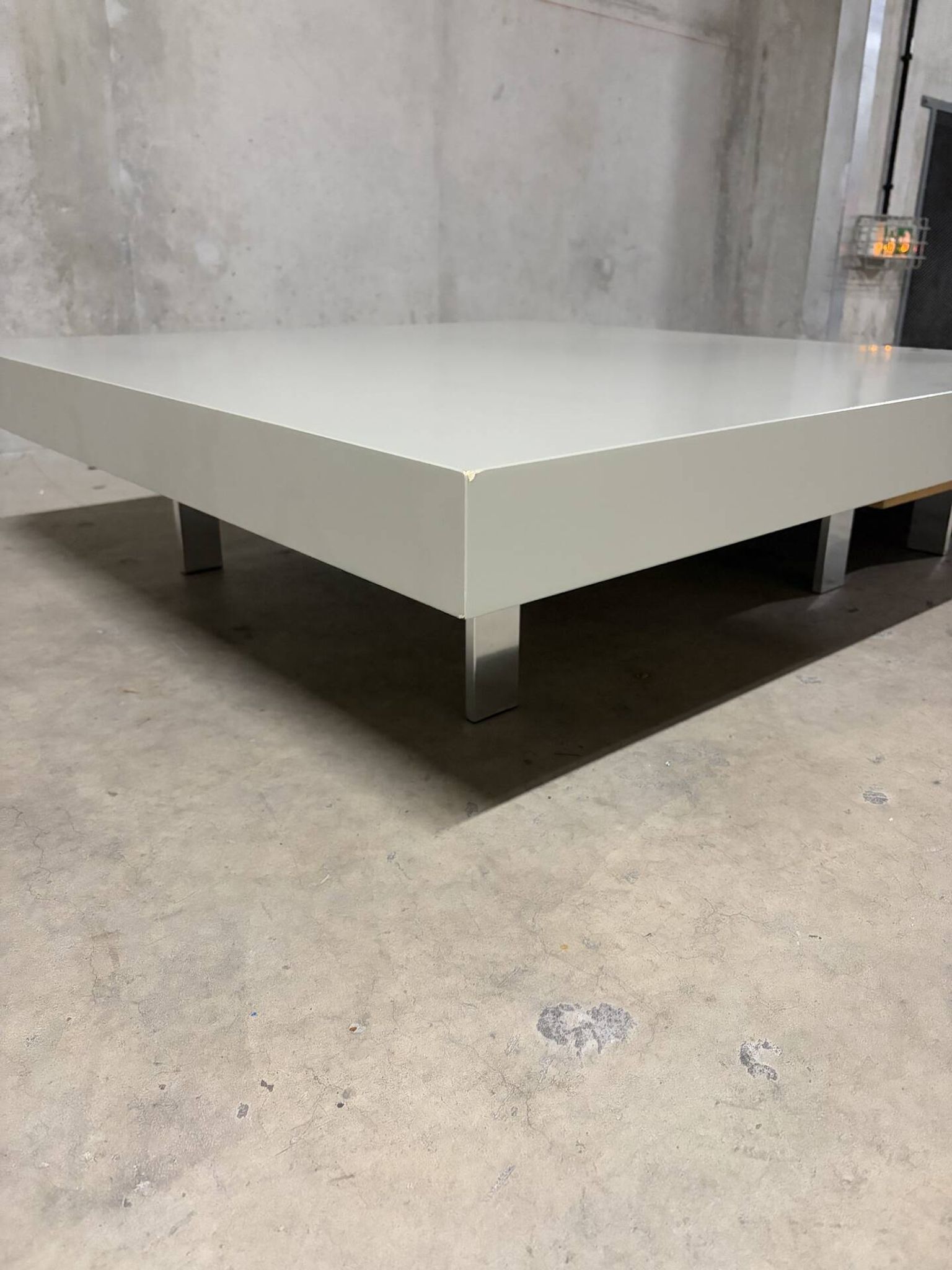 Set of 2 design coffee tables by Molteni&C, light wood and grey lacquered.
