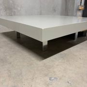 Set of 2 design coffee tables by Molteni&C, light wood and grey lacquered.