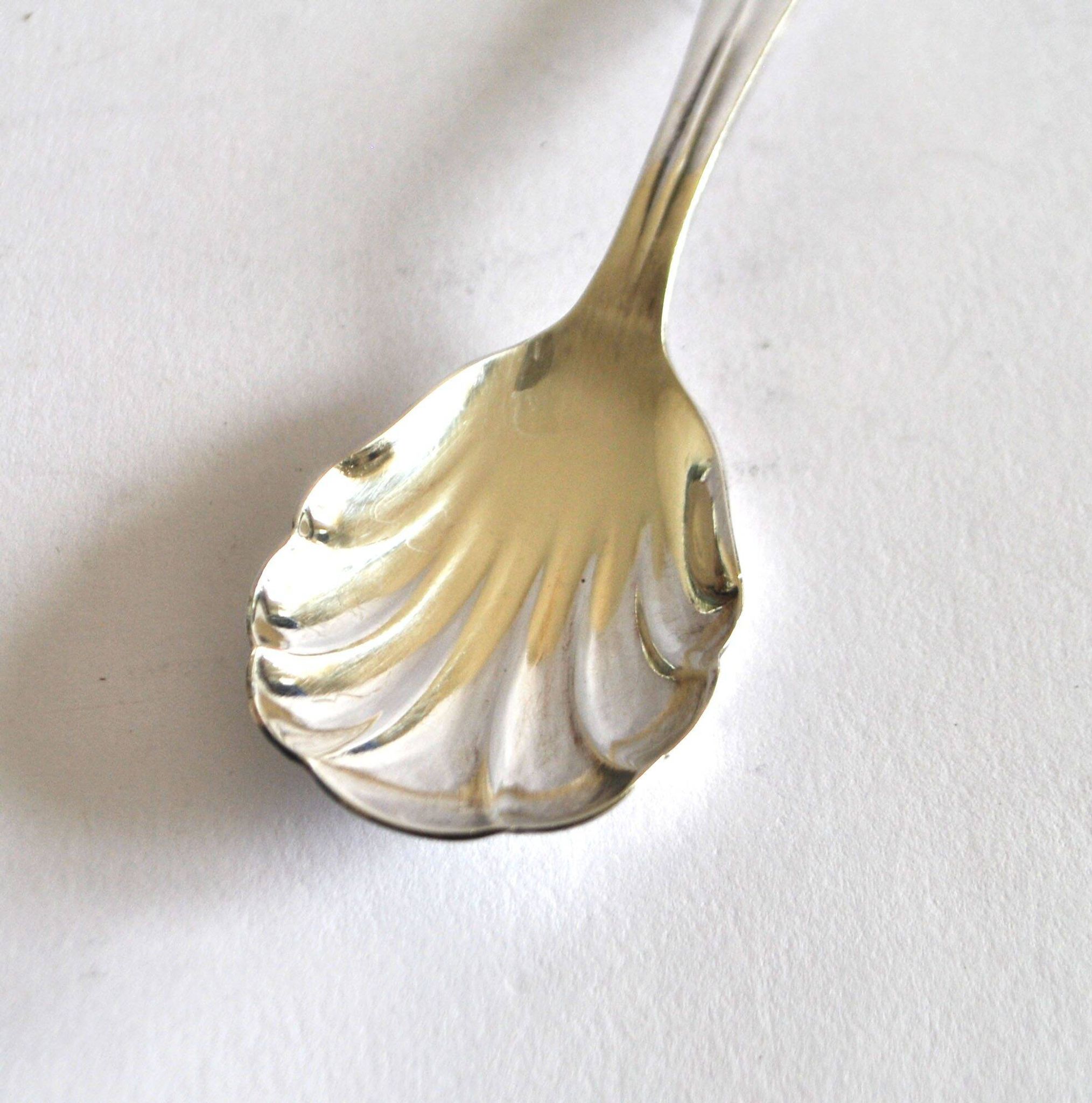 Cuillère à sucre vintage en métal argenté Gulden Alsace, décor coquille