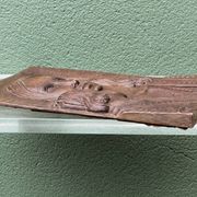 Bas relief moderniste, vierge à l'enfant, bois sculpté, signé