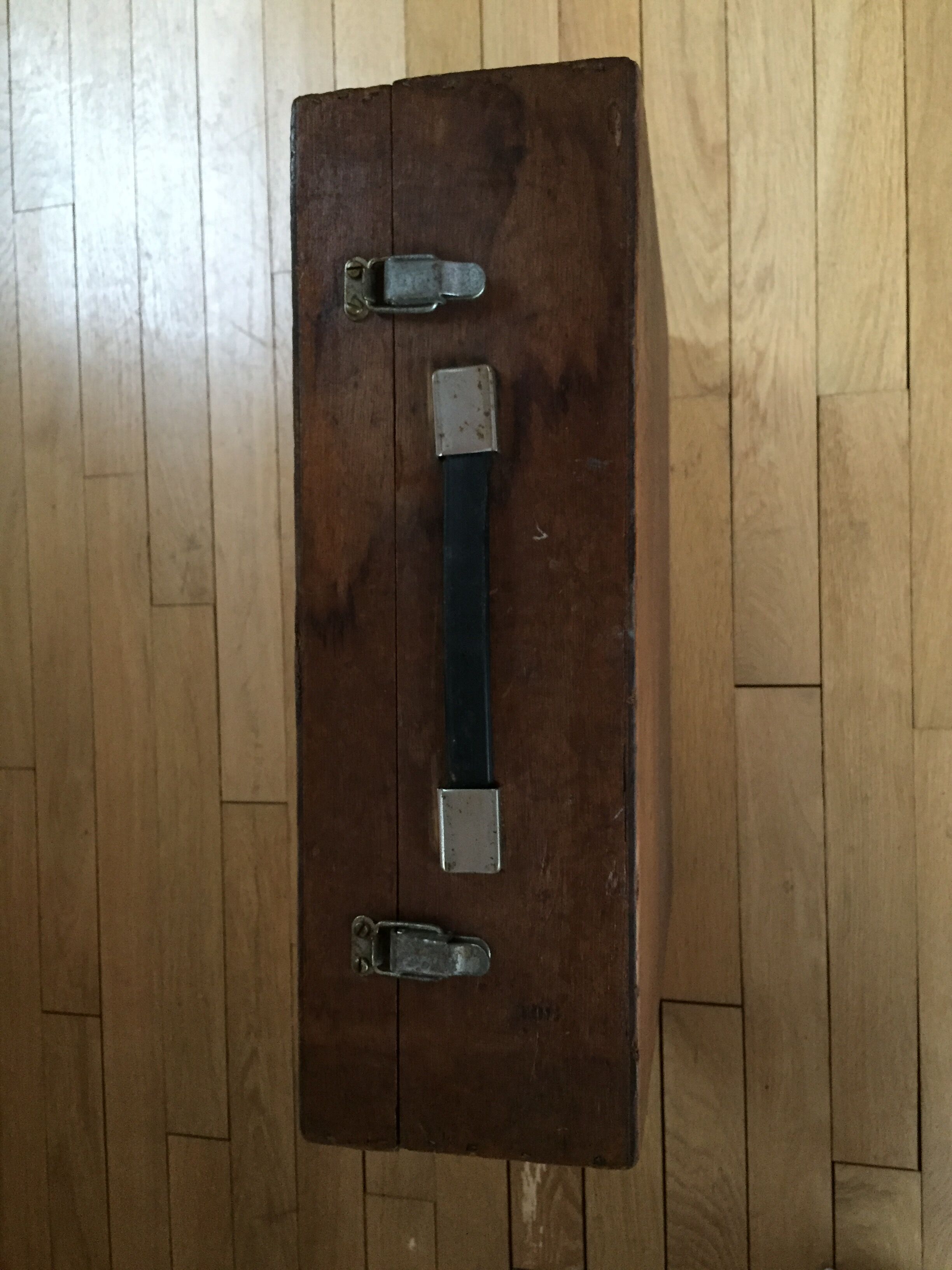 Valise ou caisse en bois vintage de rangement