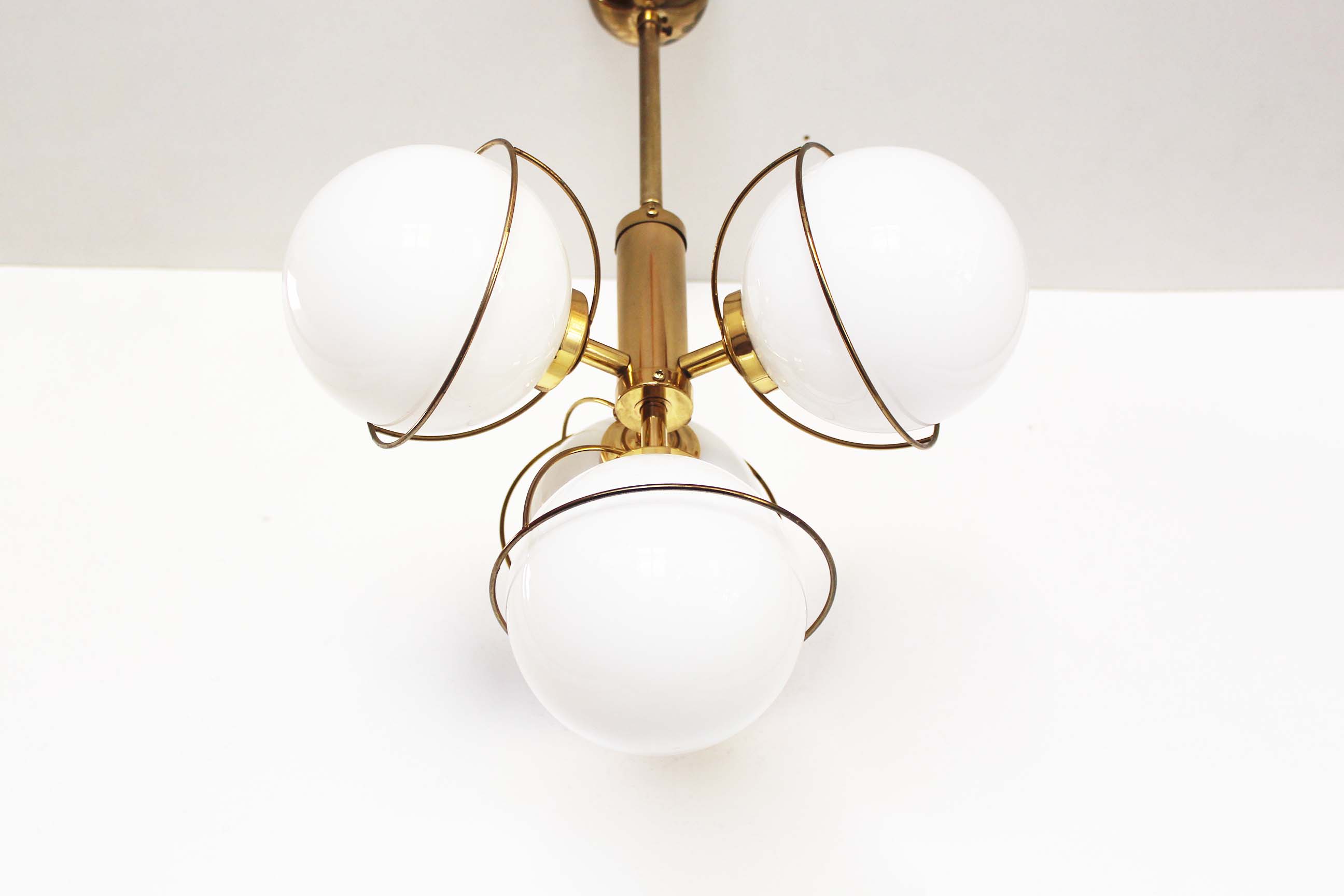 Lustre en verre laiton & opalin by Leola