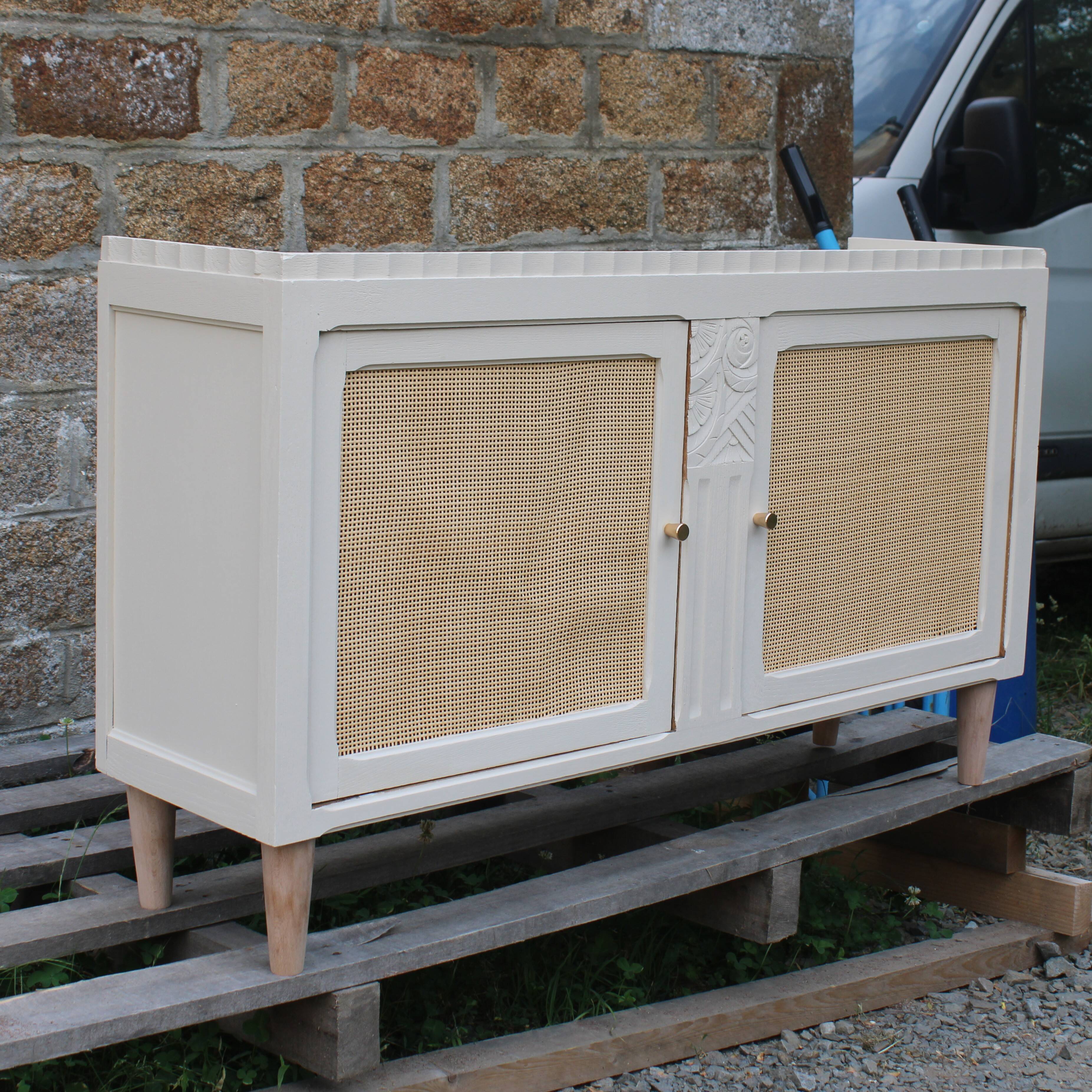 Buffet / enfilade vintage rénové blanc cassé & cannage