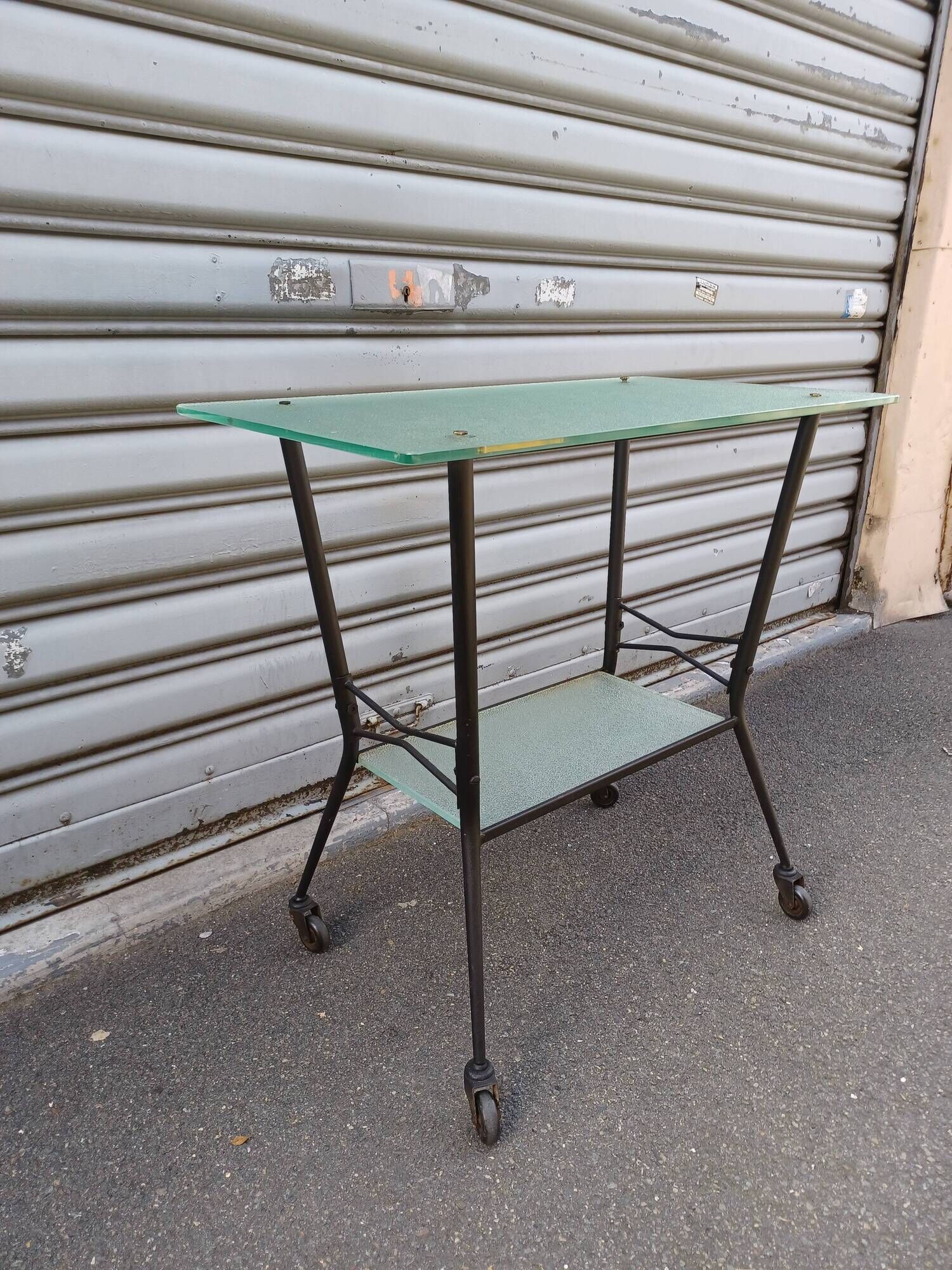 Desserte roulante, en métal et verre, années 50