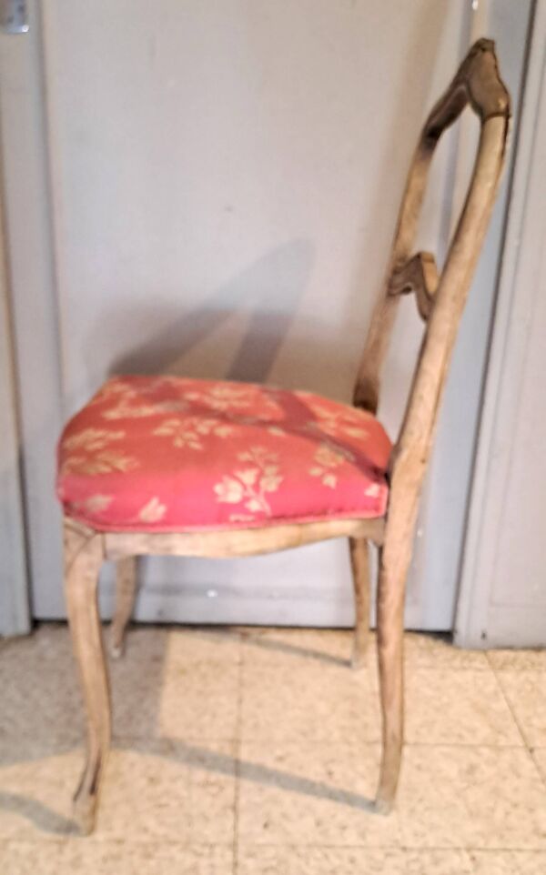Chaise bois bois vernissé et tissu satin broché fond rouge 1920