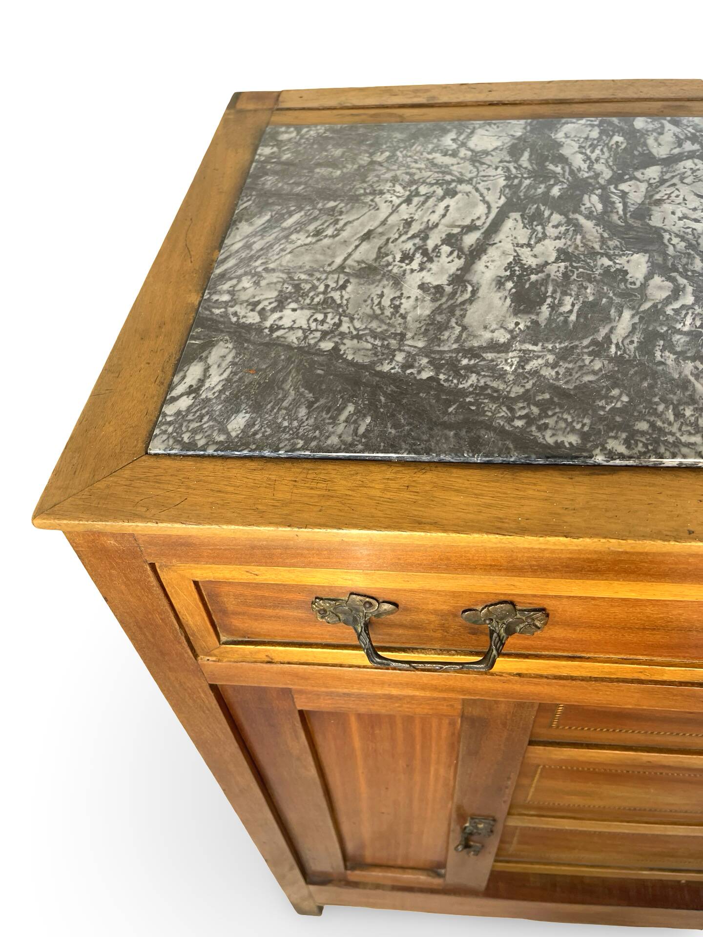 Commode de style Art Déco en bois de cerisier et noyer.