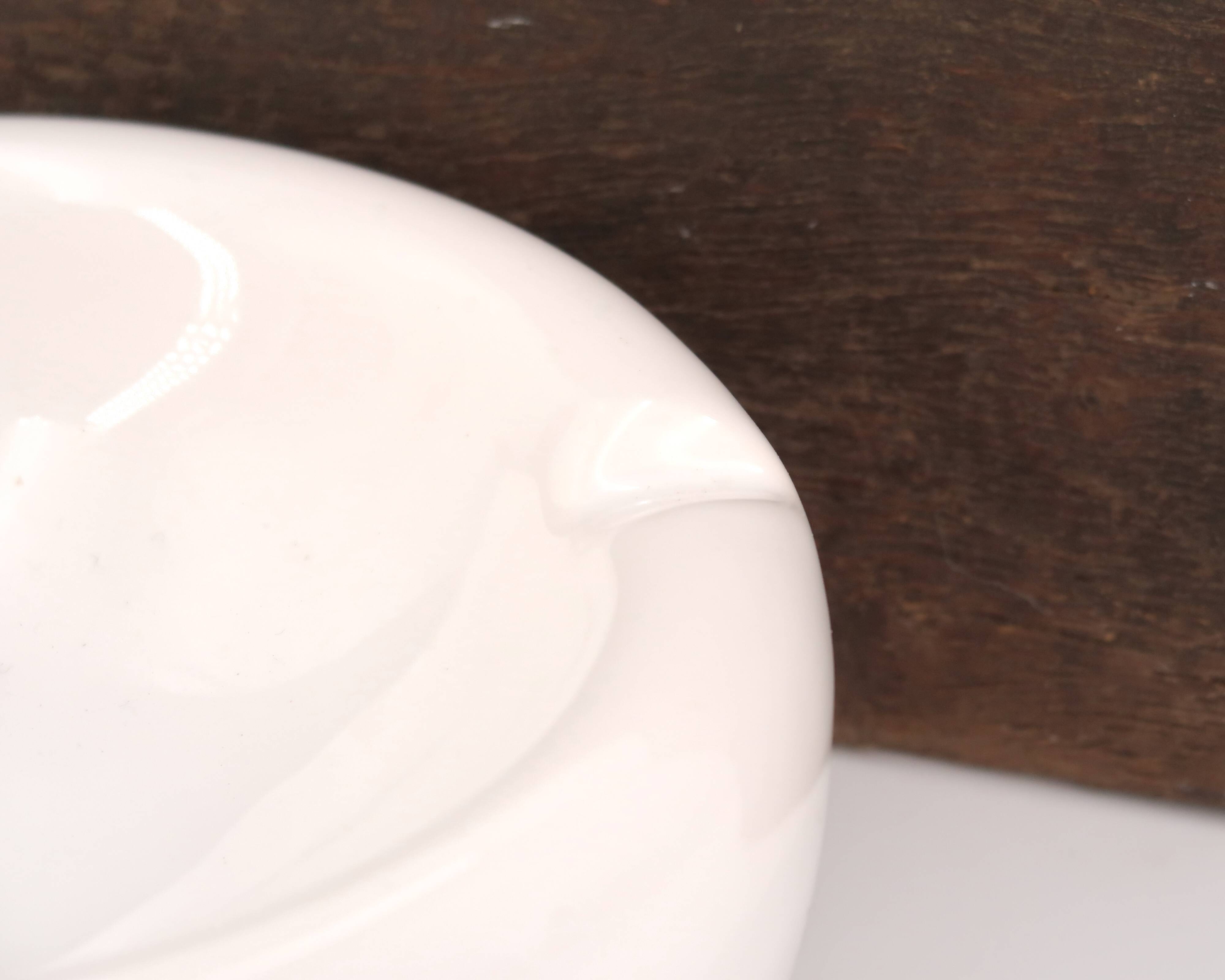 Imposing white ashtray signed in ceramic, 1970s