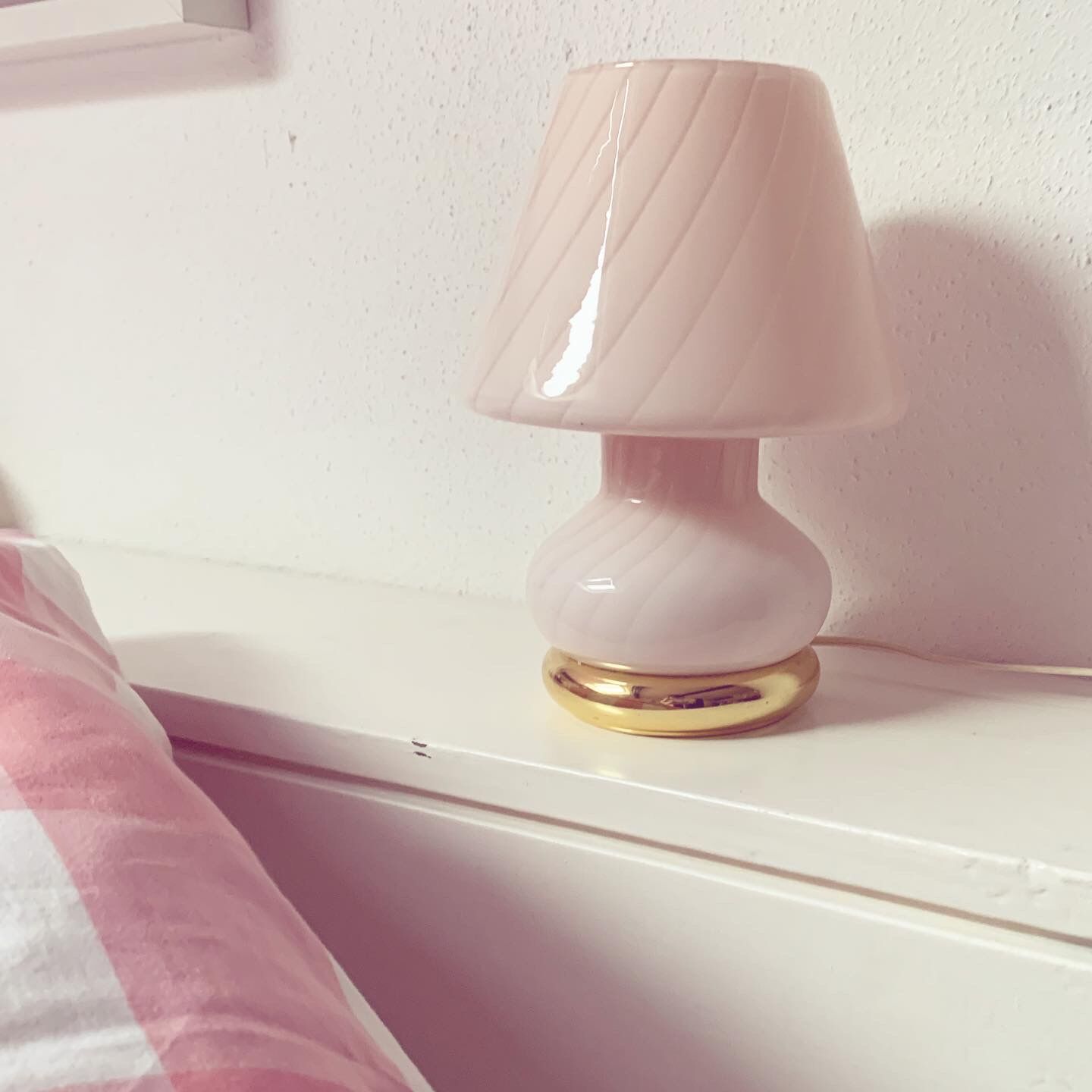 Mushroom table lamp made of pale pink murano glass