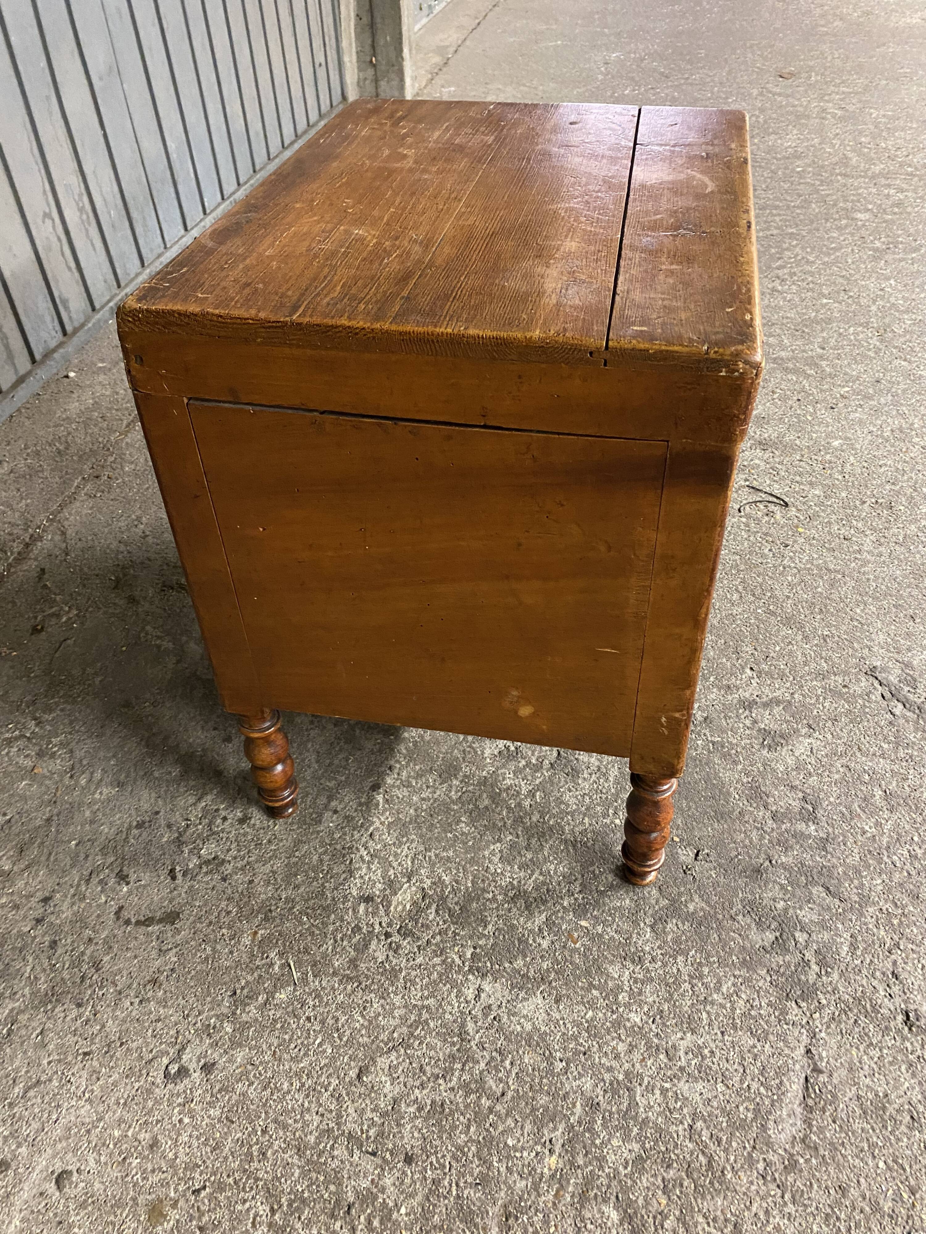 Chest on feet early XX th pine