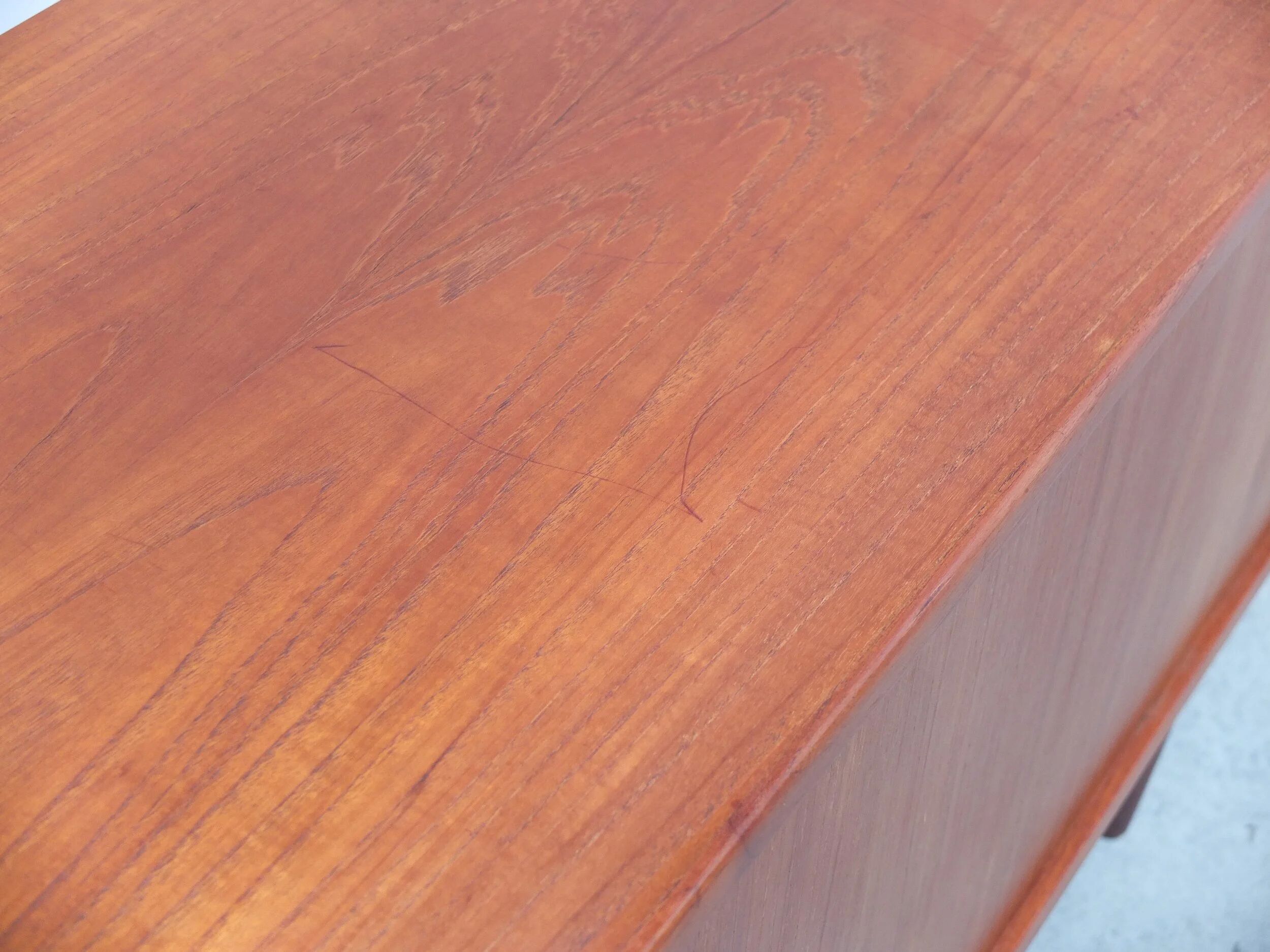 Buffet en teck danois avec portes tambour, années 1960.