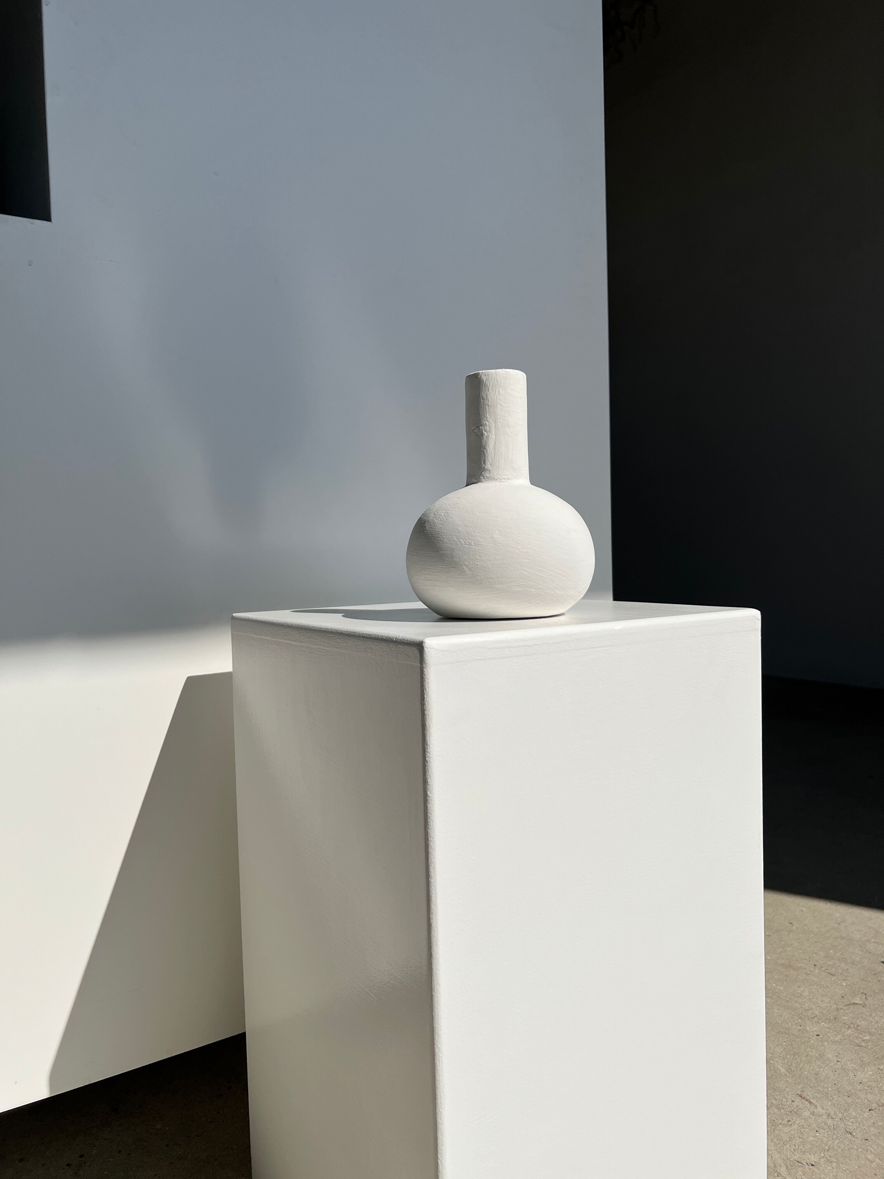 Handmade soliflore drop vase in terracotta painted white h:20 d:15