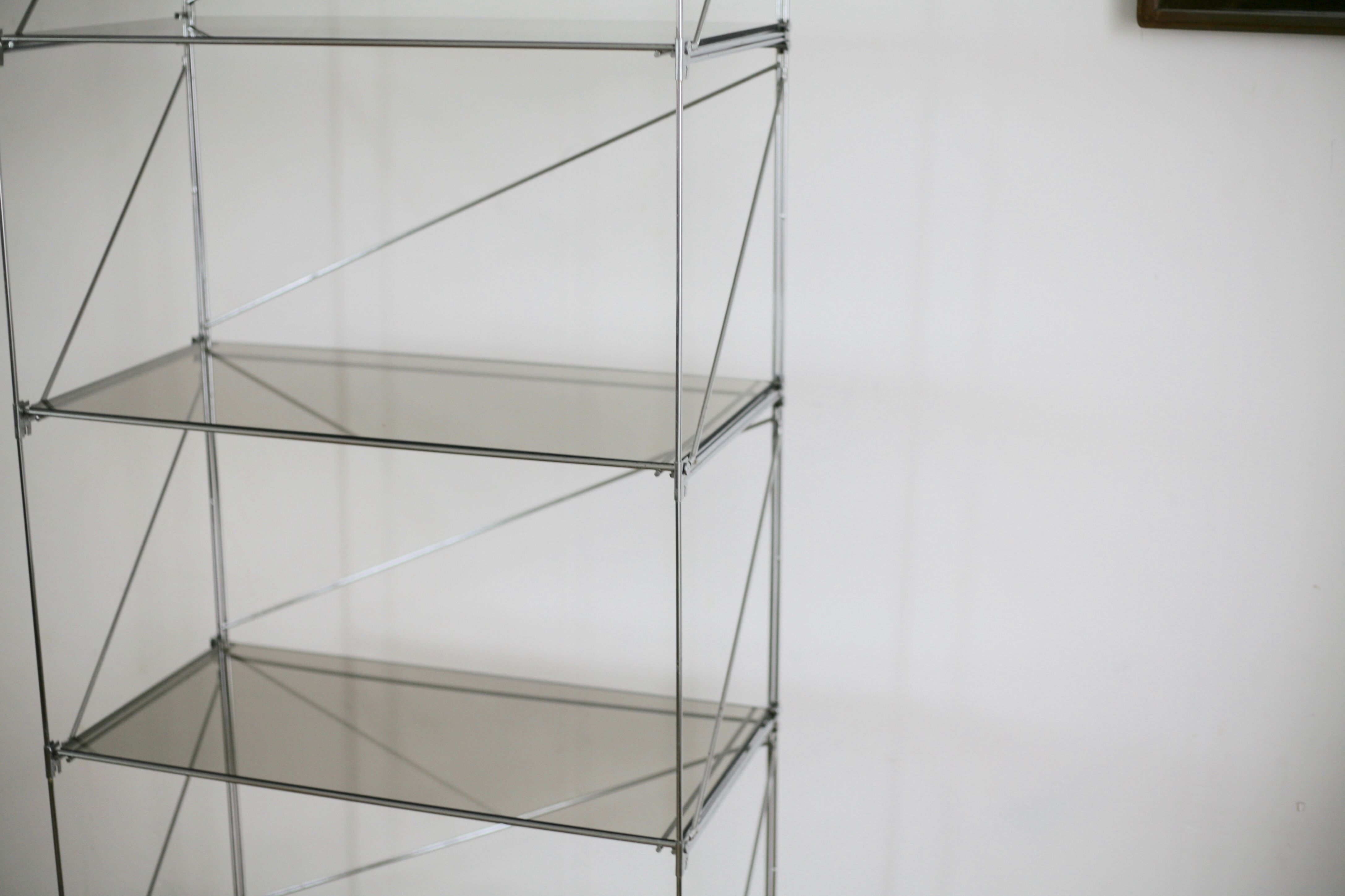Etagère Isocèle de Max Sauze, acier et verre fumé, France circa 1970