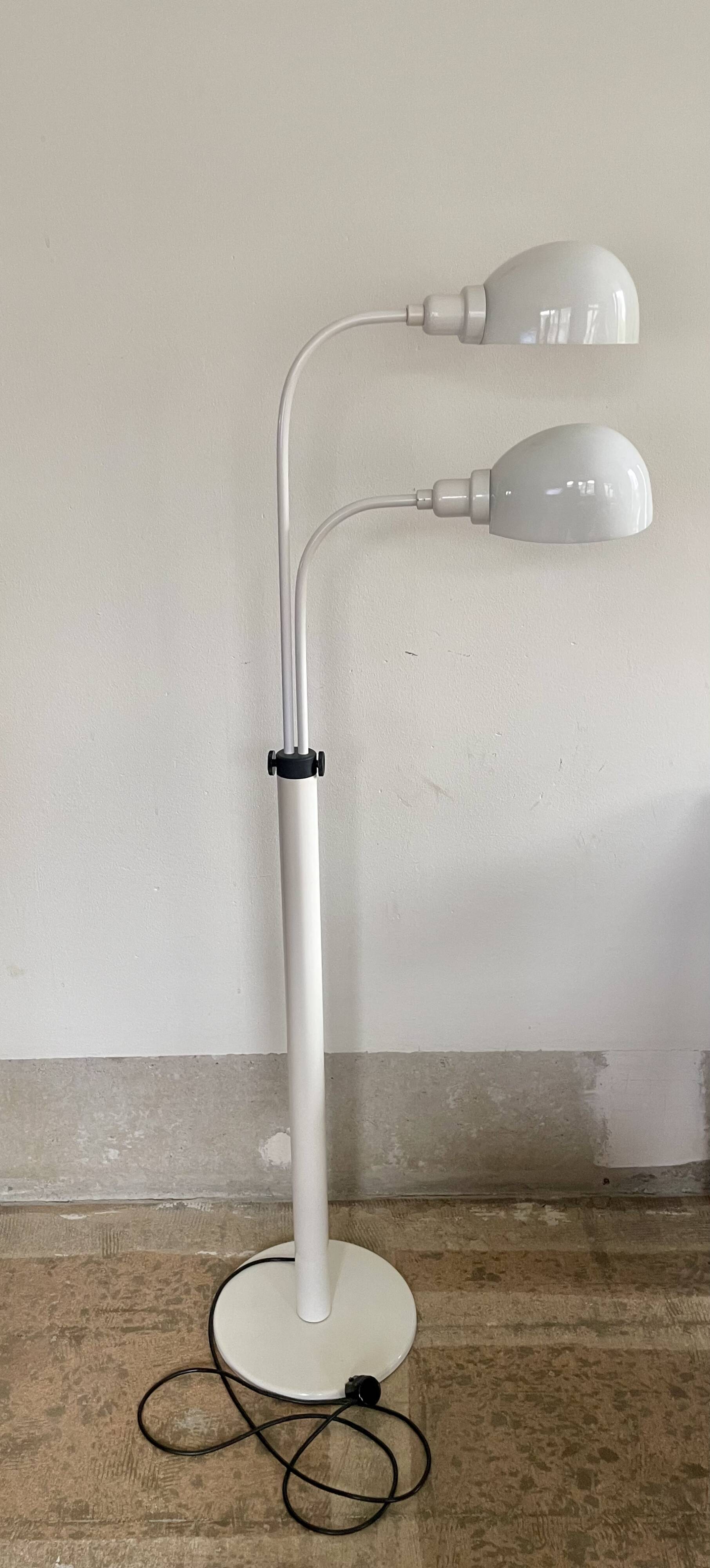 Lampadaire blanc sur pied avec bras rotatifs et abat-jours.