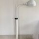 Lampadaire blanc sur pied avec bras rotatifs et abat-jours.