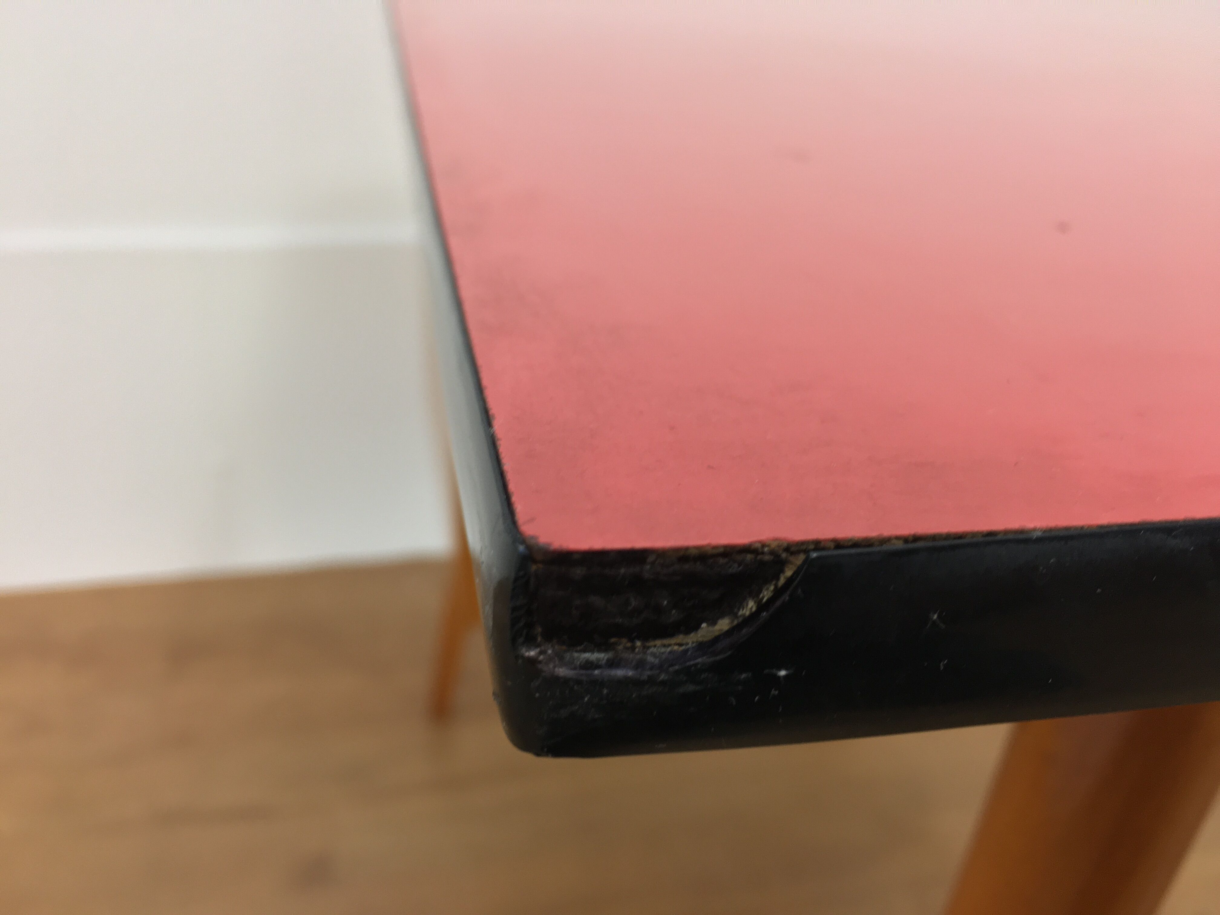 Bureau et chaise Baumann Pégase rouges, pieds compas