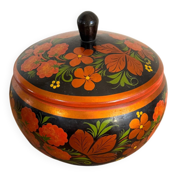 Vintage lacquered wooden bonbonnière