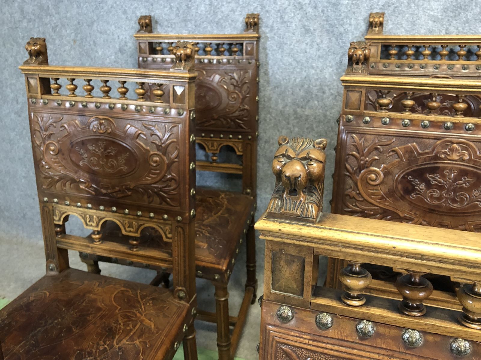 Suite of 9 Henry II chairs in walnut and leather - 1900s