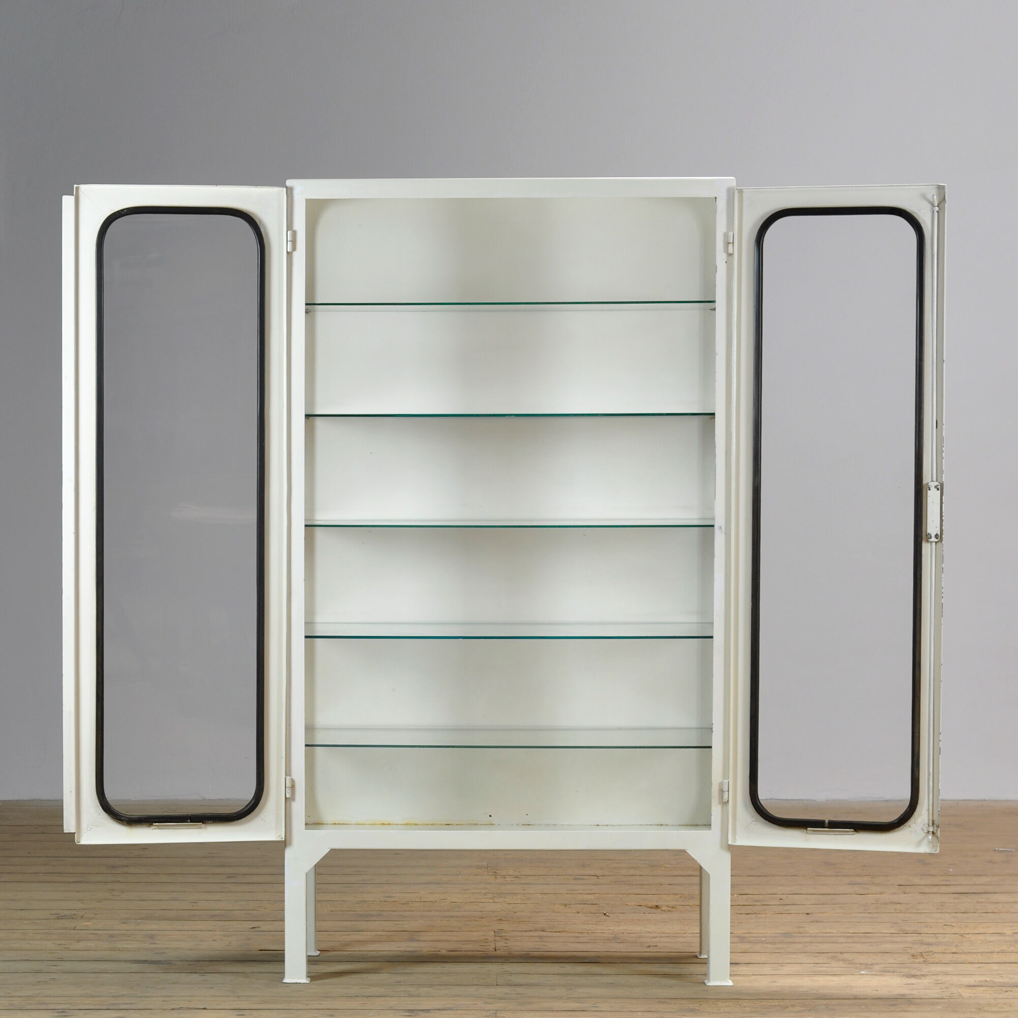 Cabinet médical vintage, années 1970