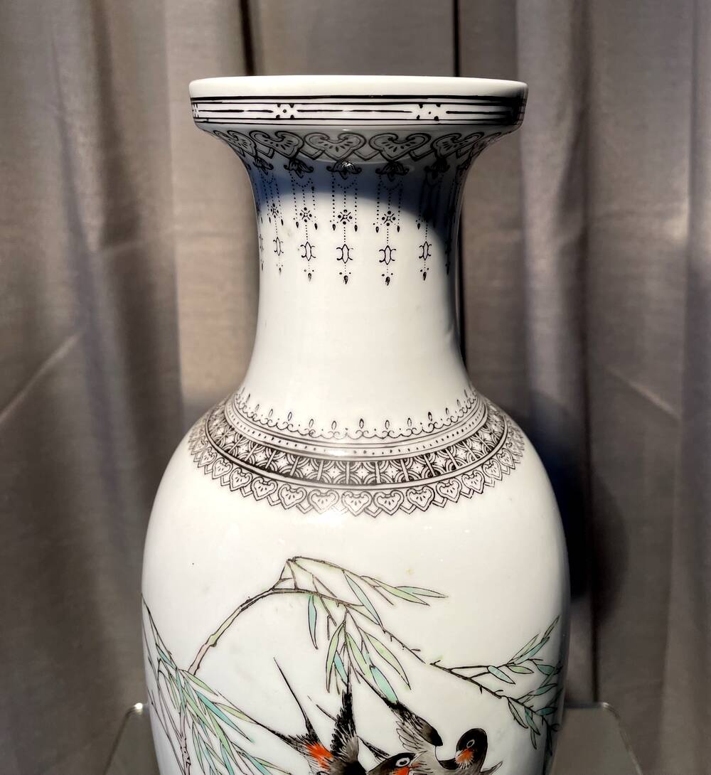 Pair of baluster vases with bird decoration in chinese porcelain