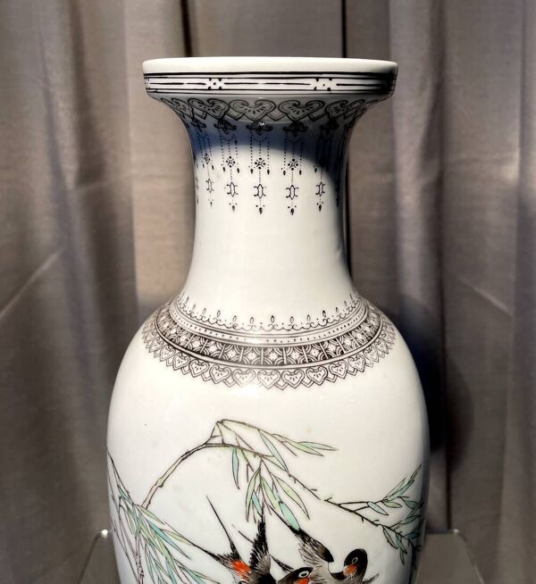 Paire de vases balustre a decor oiseaux en porcelaine chinoise