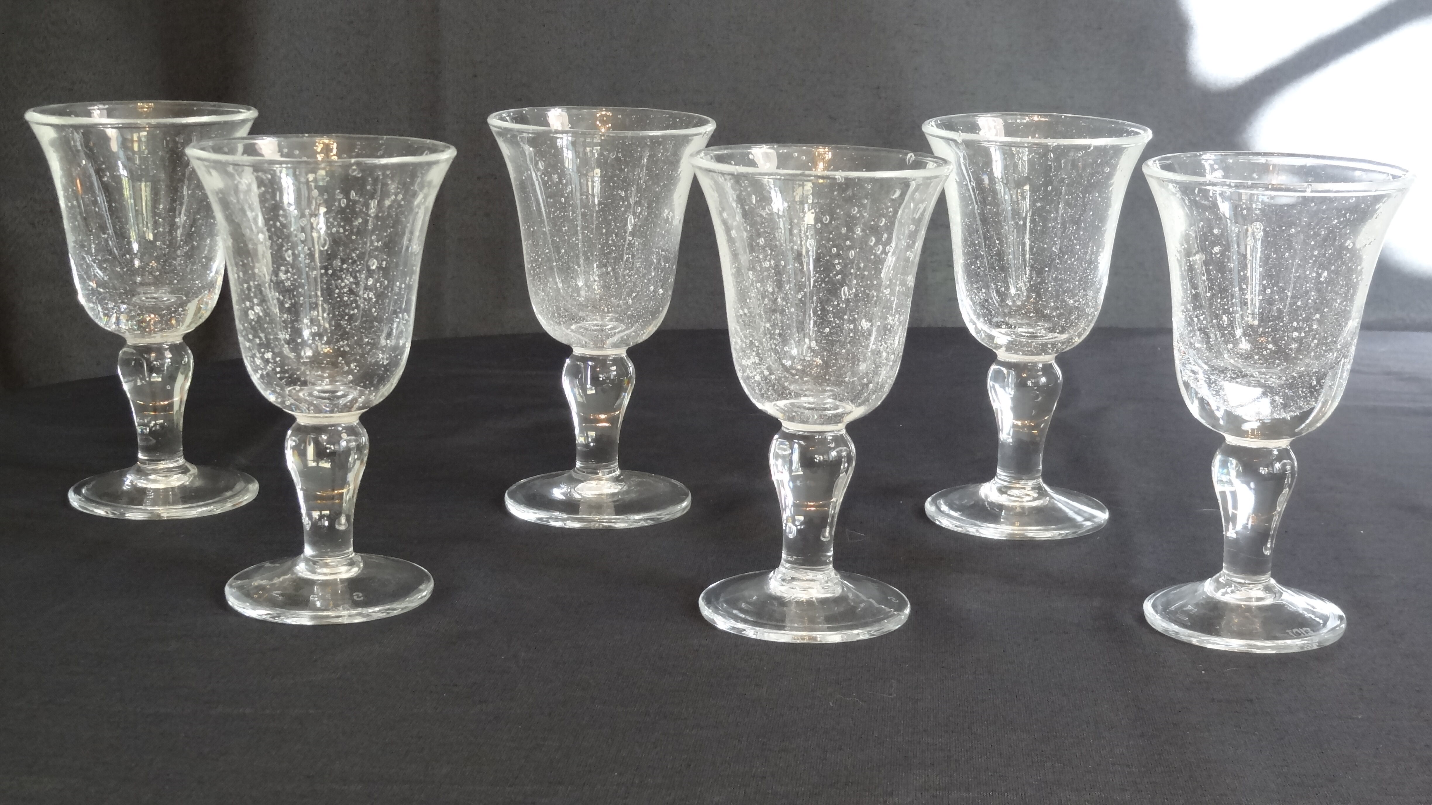 Set of 6 glasses Biot with stem, white bubbled glass, H 15.8 cm