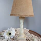Lampe en albâtre et abat jour jute camel