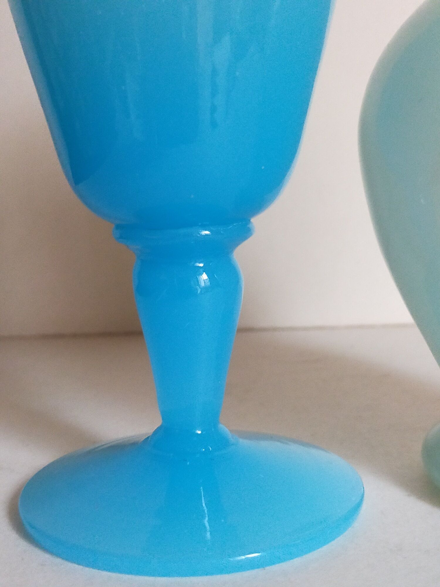 Duo de vases en opaline d'Italie vintages
