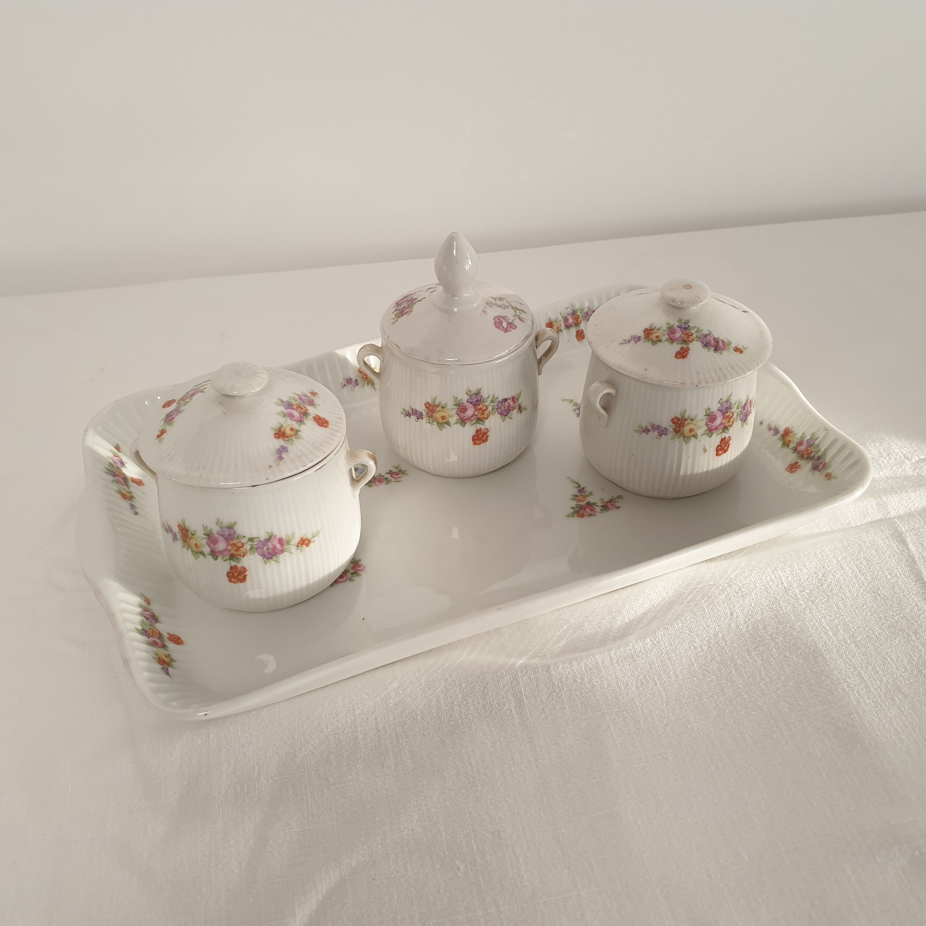 Dessert service: 3 cream jars + cake dish